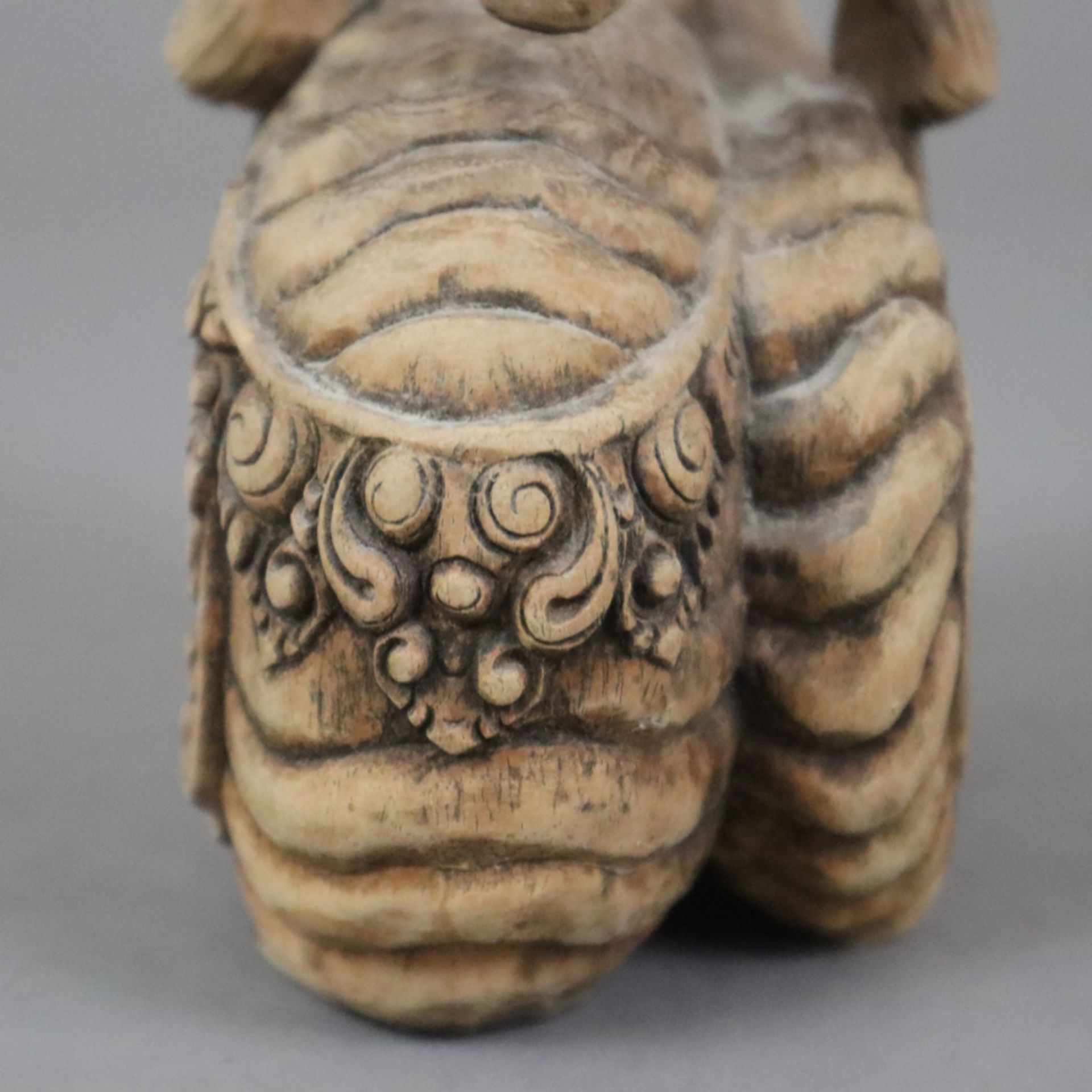 Nagaraja - Indonesien, wohl Bali, 20. Jh., Holzschnitzerei, ornamental stilisierte Figur eines Schl - Bild 7 aus 7