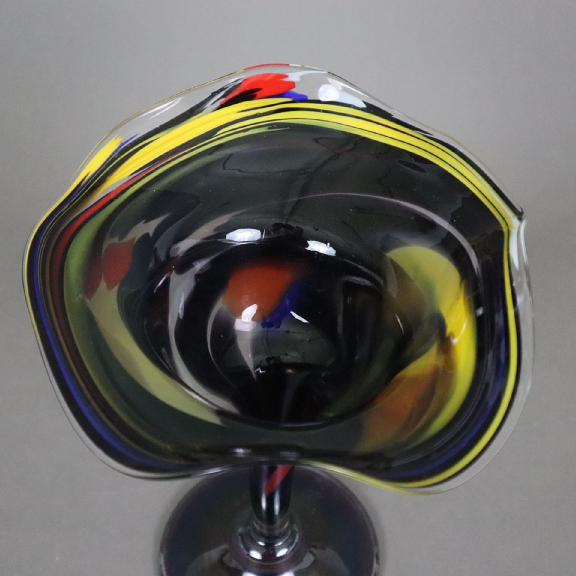 Fußvase - 20. Jh., farbloses Glas mit Farbeinschmelzungen, auf gewölbtem Rundfuß schlanker konische - Bild 2 aus 9