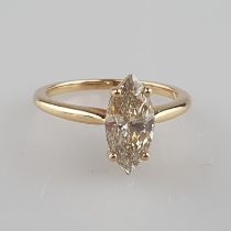 Eleganter Solitärring - Gelbgold 750/000, gestempelt, mittig besetzt mit 1 größeren Diamanten im Ma