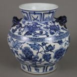 Blau-weiße Vase - Porzellan, runde gebauchte Wandung mit vollrunden Chilong-Appliken auf der abgesc