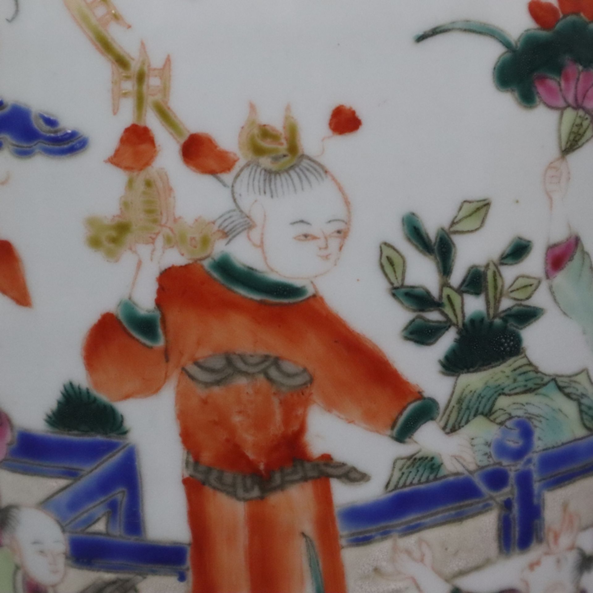Hoher Schultertopf - China, 20. Jh., Porzellan, polychrom bemalt, ovoide Wandung mit gerundeter Sch - Bild 6 aus 10