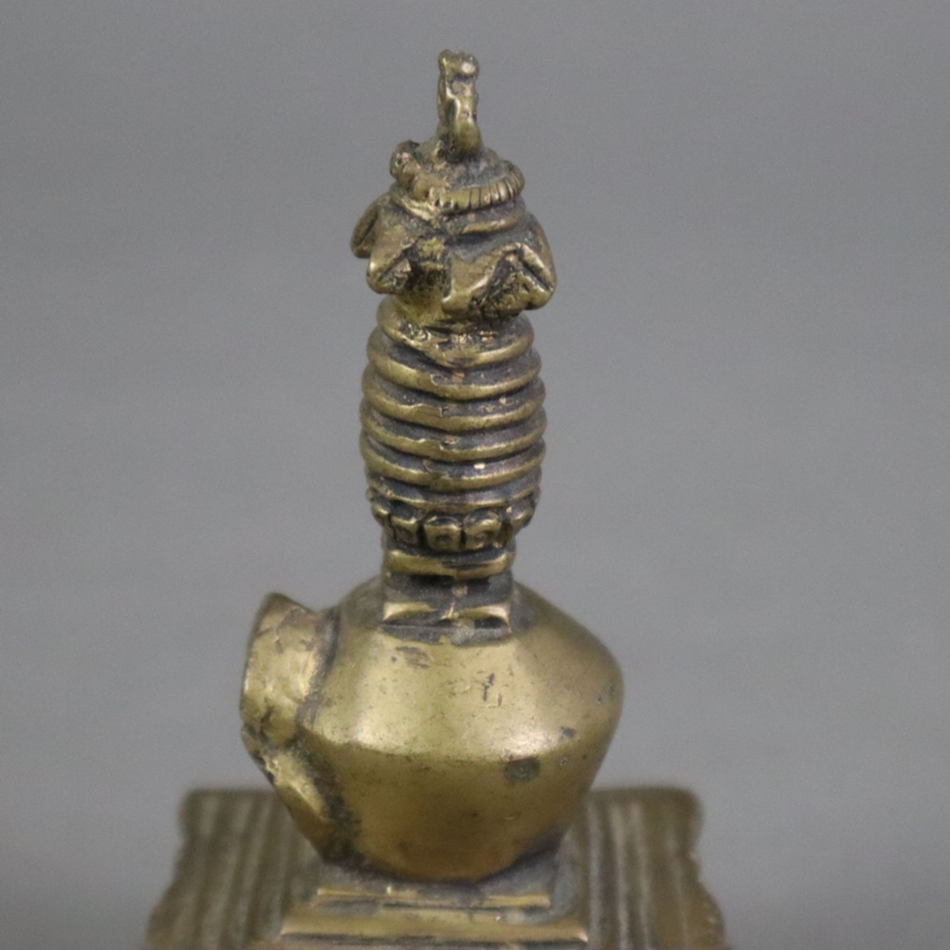 Kleine Stupa - Indien/Nepal, Bronzelegierung, H: ca. 12 cm, Gewicht ca. 595 g - Bild 5 aus 7
