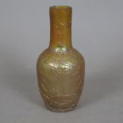 Kleine Jugendstilvase - Frankreich um 1900, orangefarbenes lüstriertes Glas mit Fadendekor, gebauch