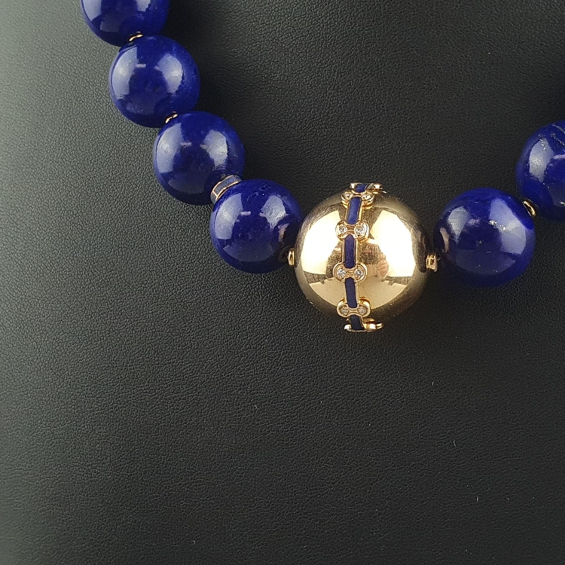 Imposante Lapislazuli-Halskette mit 18K-Goldschließe und Diamantbesatz - 26 fein polierte tiefblaue - Image 4 of 7