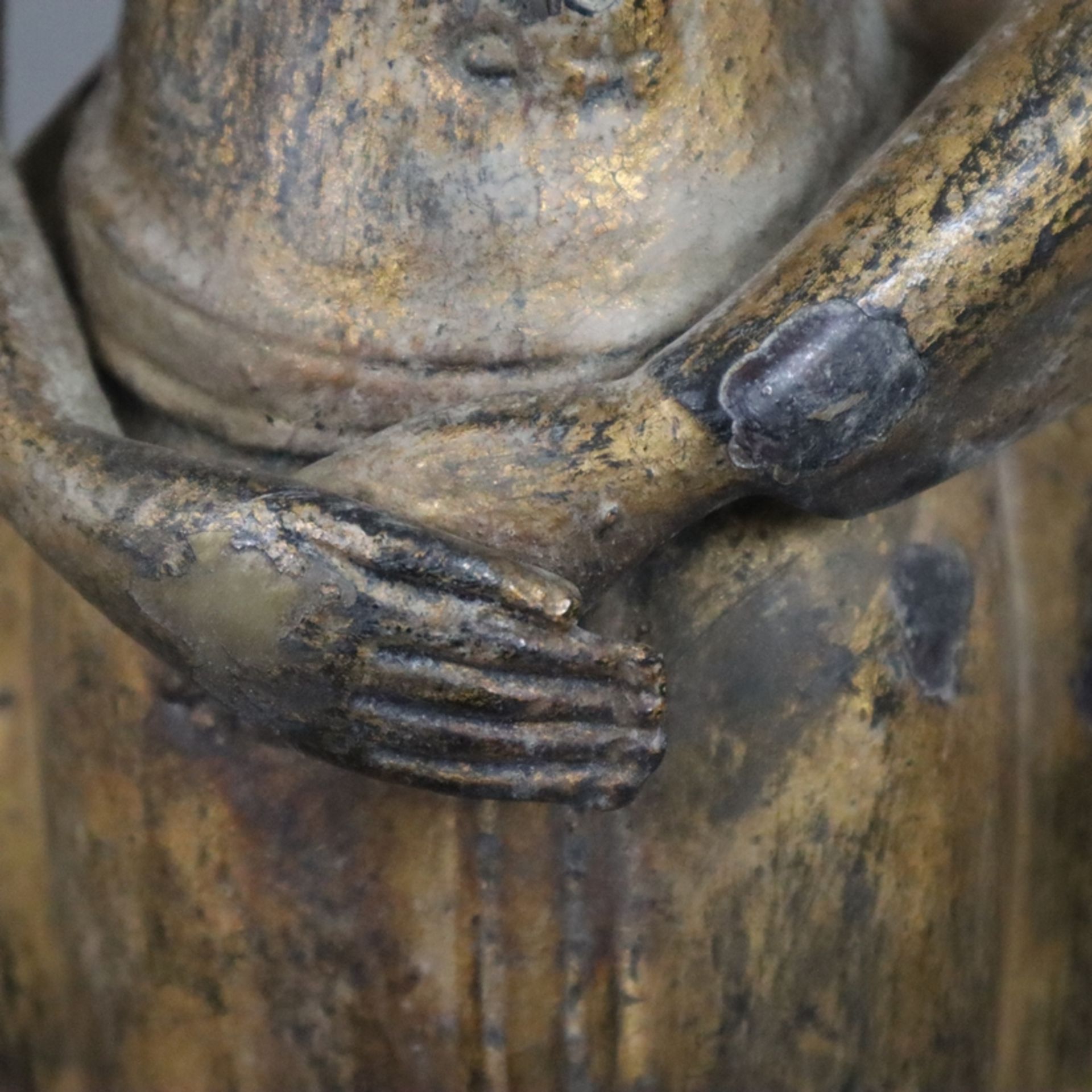 Stehende Buddhafigur - Thailand, Bronze mit Resten der Goldlackvergoldung, auf Lotossockel mit poly - Bild 4 aus 10