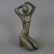 Wilmer, Alice W. de. (XX) - "Kleine Kämmende", 1973, Bronze, hohlgegossen, braun patiniert, stilisi