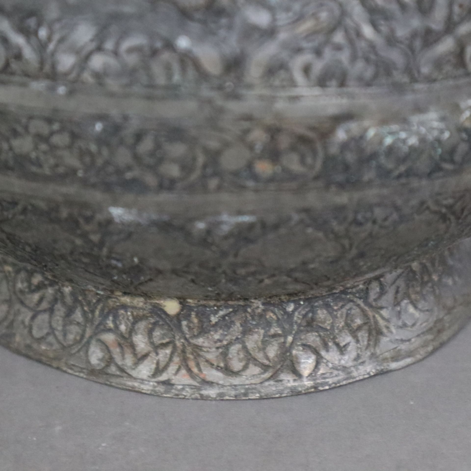 Flaschenvase - indopersisch, Kupferlegierung verzinnt, kugelige Vasenform am langen Hals durch Ring - Image 6 of 8