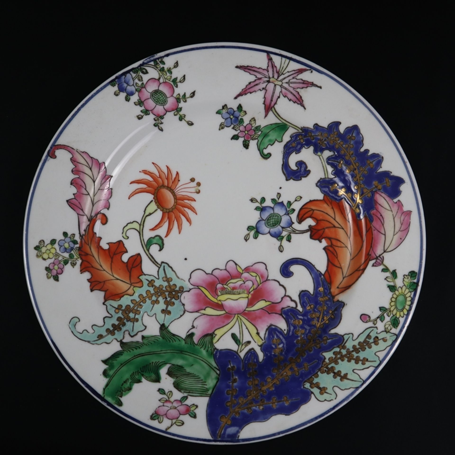 Satz von 3 Famille-Rose-Tellern mit „Pseudo-Tabakblatt“-Dekor - China, Republik-Zeit, unterseitig a - Bild 2 aus 8