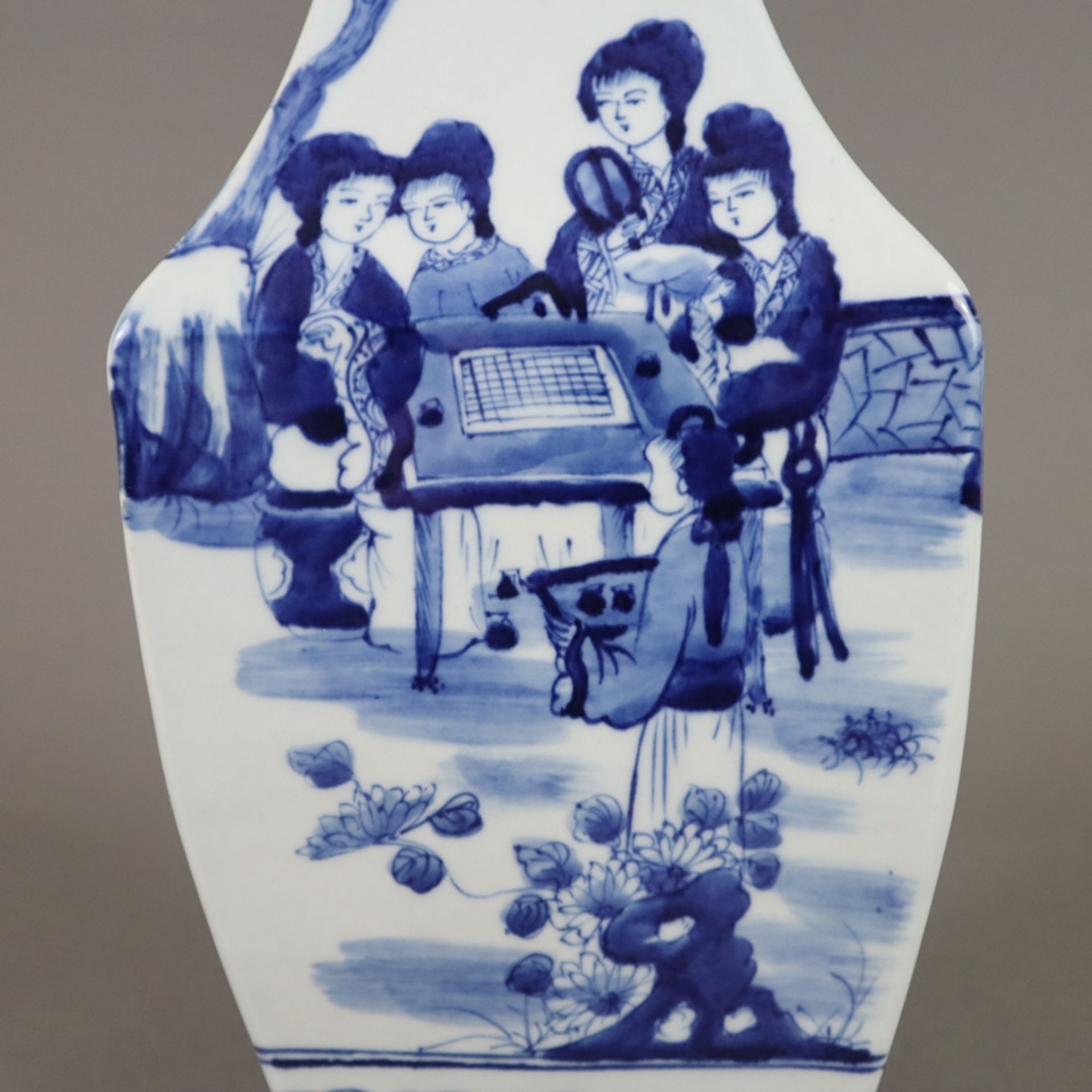 Dreieck-Vase - China, allseits dekoriert in Unterglasurblau, Wandung mit von Ornamentborten gerahmt - Bild 4 aus 9
