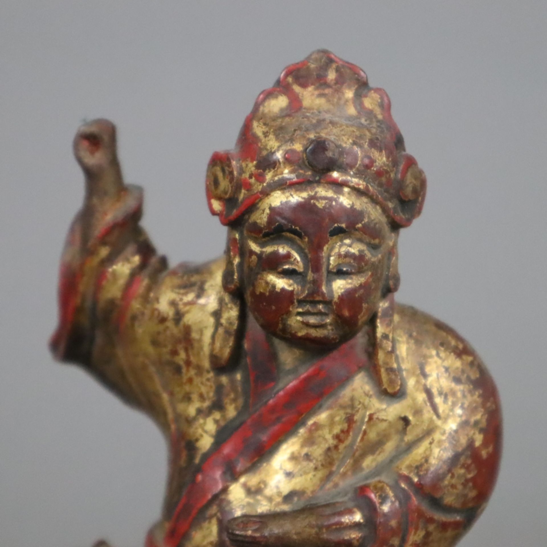 Figurine eines Wächters - China, ausgehende Qing-Dynastie, um 1900, Holzfigur vollrund geschnitzt m - Bild 2 aus 5