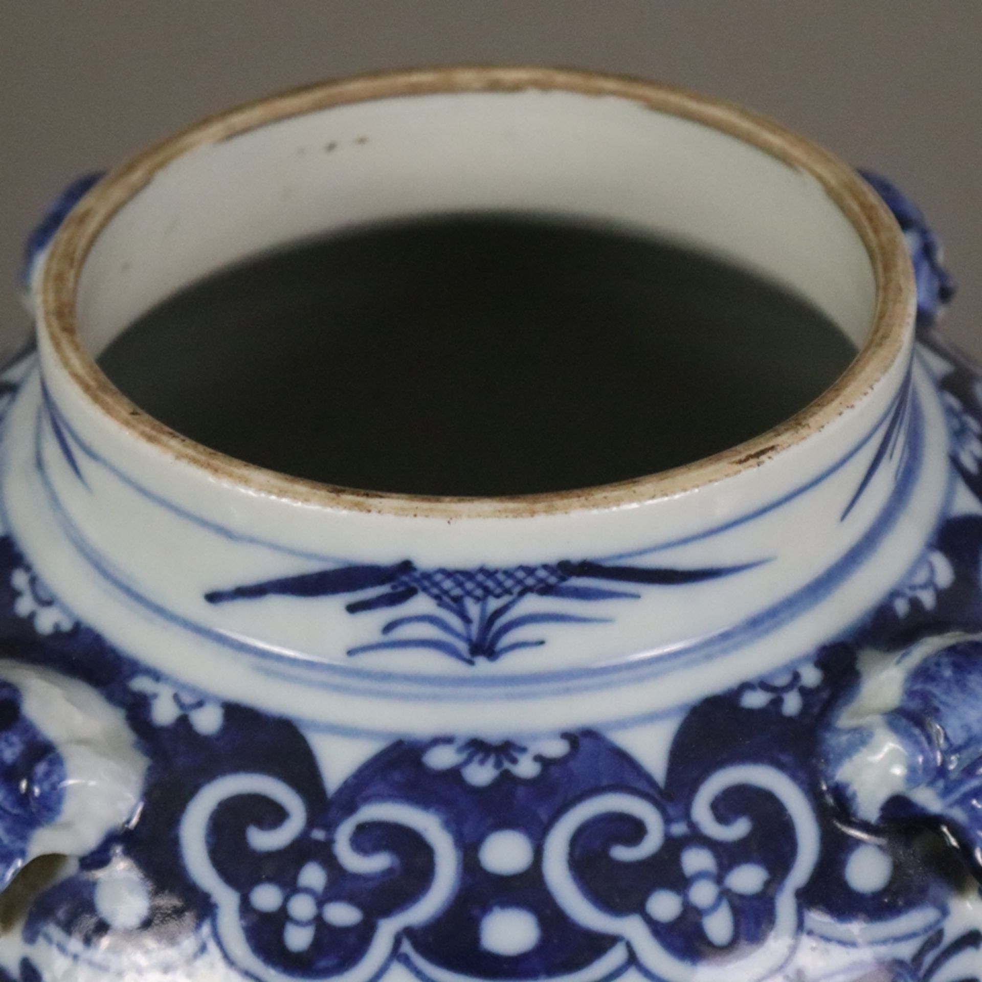 Blau-weiße Balustervase - China, späte Qing-Dynastie, Porzellan, stark gebauchte Wandung mit ausges - Bild 2 aus 9