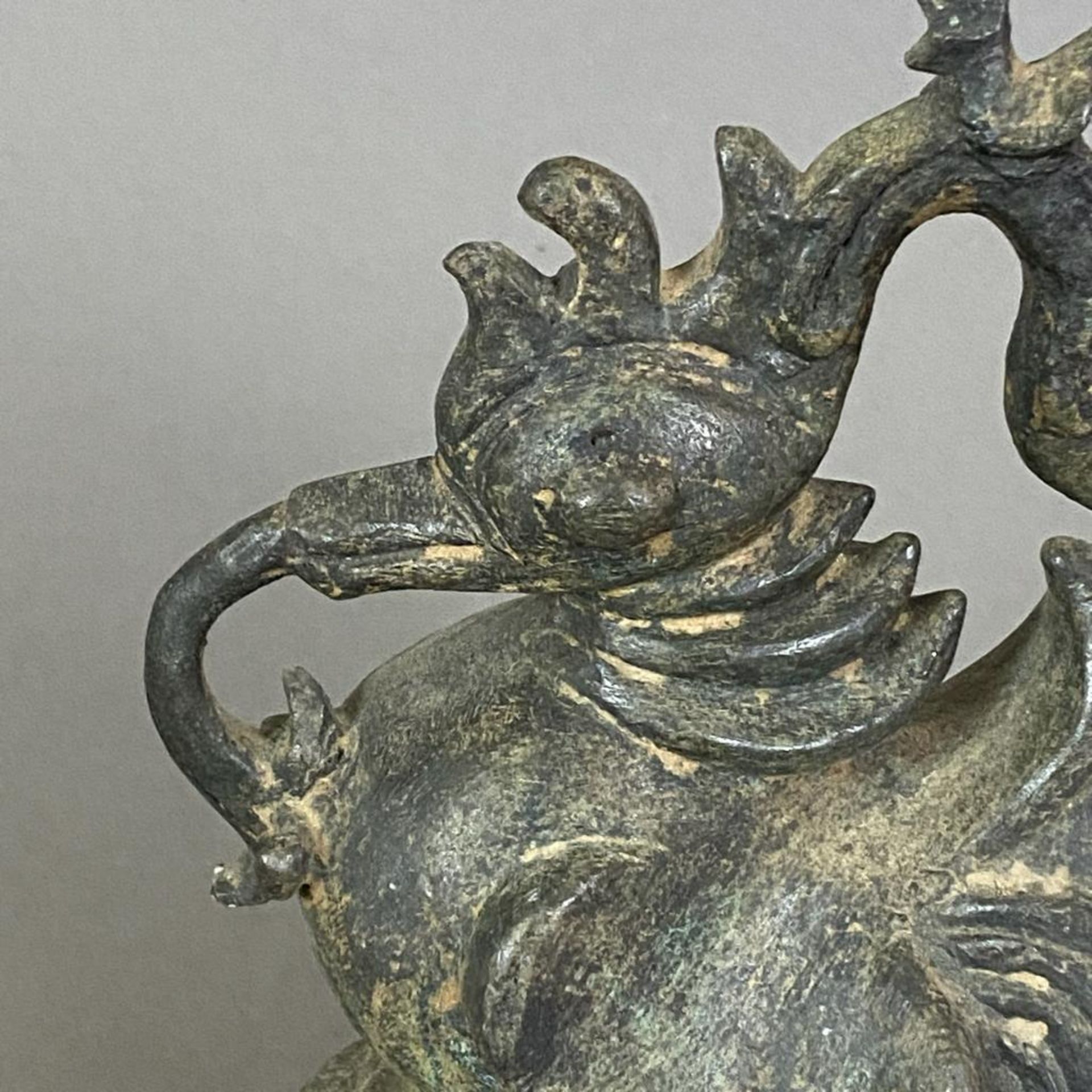 Großes altes Opiumgewicht - in Gestalt einer Hintha (mythischer Vogel) auf konischem rundem Sockel, - Bild 3 aus 10