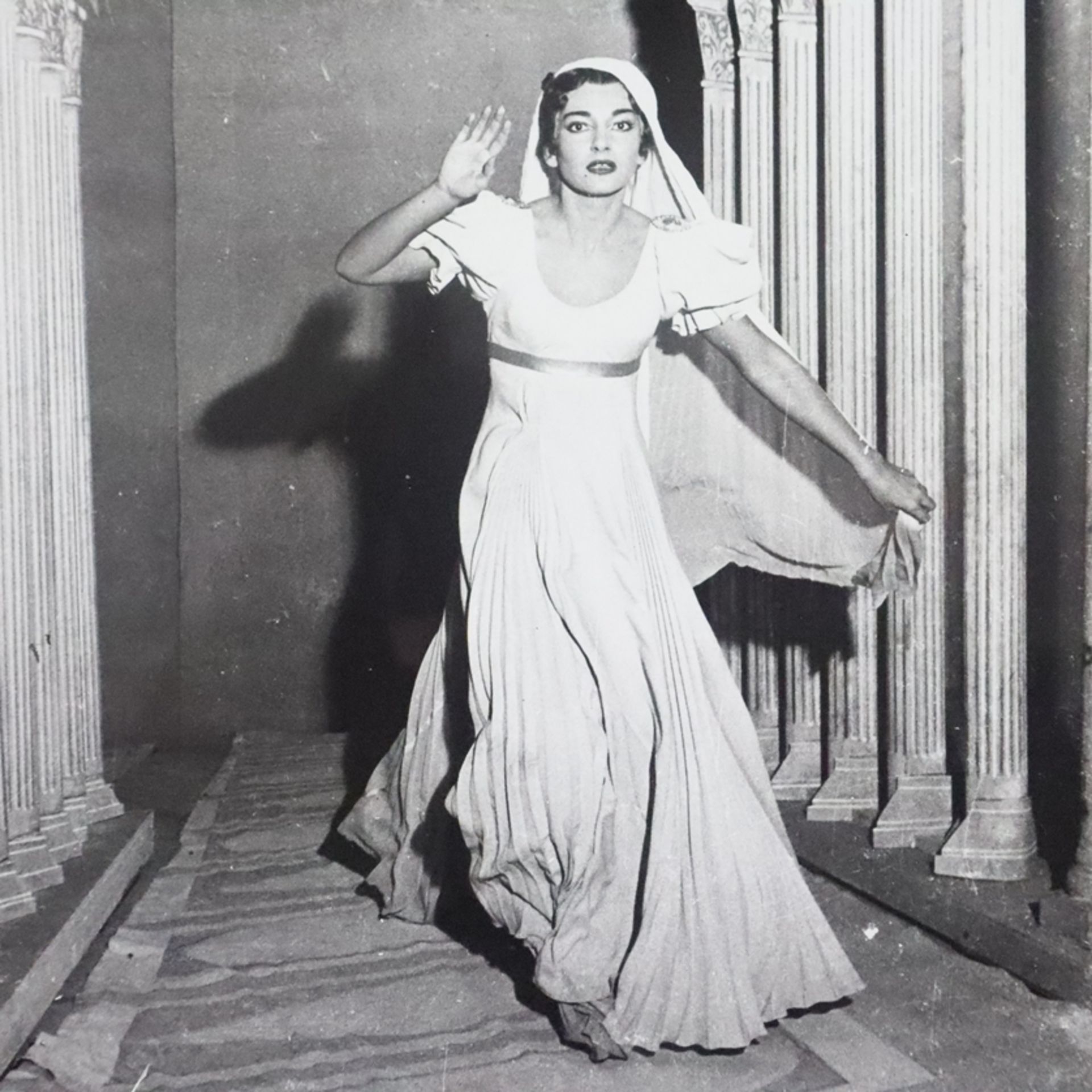 Konvolut zum 100. Geburtstag von Maria Callas (2.12.1923 New York -16. 9.1977 Paris) - 3 s/w Fotogr - Bild 2 aus 8