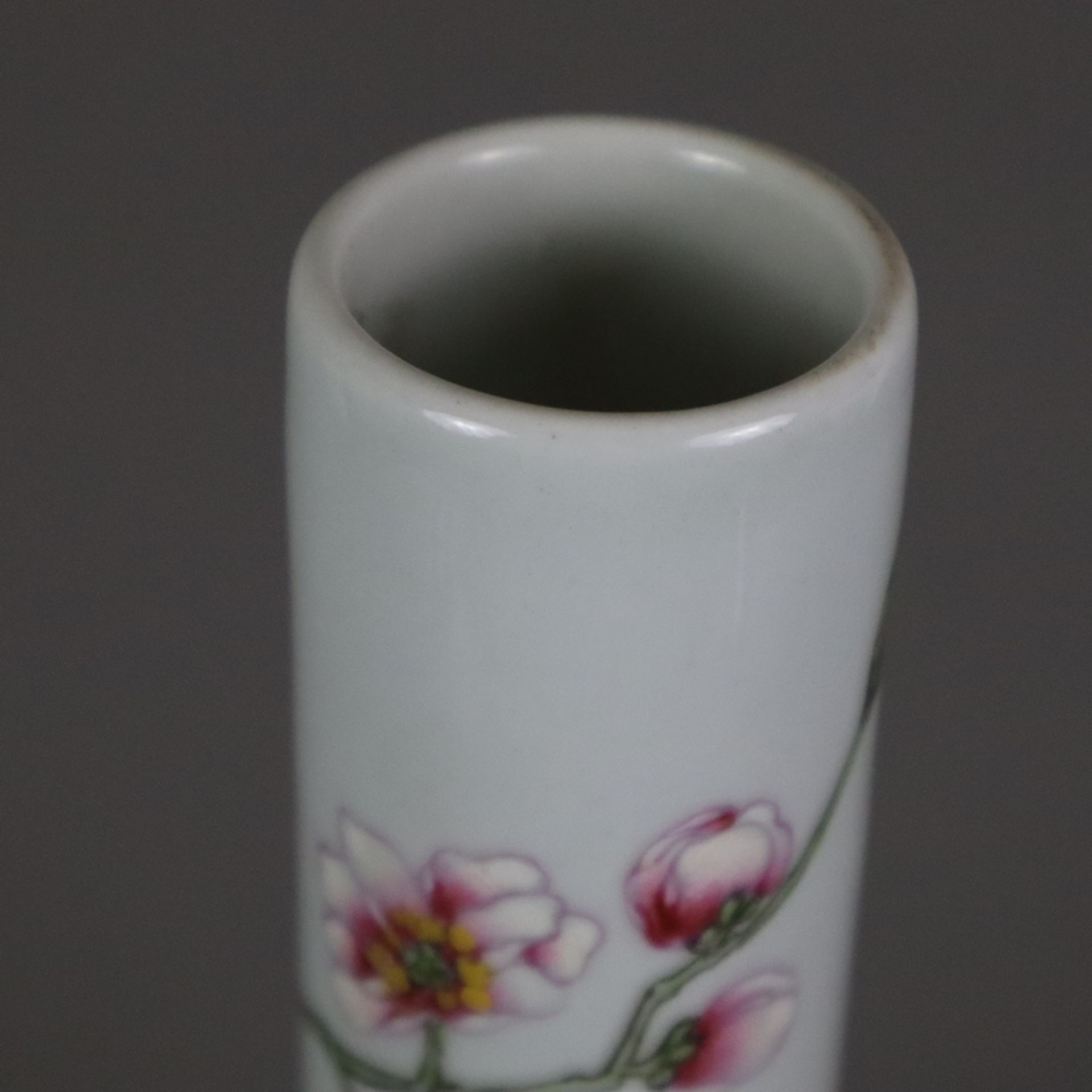Famille Rose-Vase - China, "Yu hu chun ping"-Typus, umlaufender Dekor mit blühenden Rosenzweigen un - Bild 3 aus 9