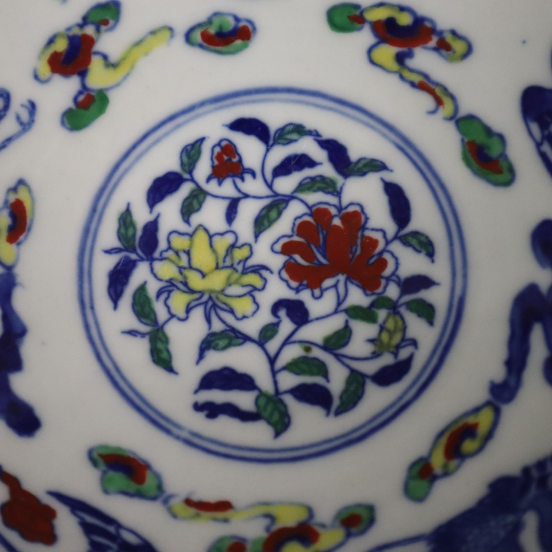 Fußschale & kleiner Teller - China, Doucai-Schale mit Kranichen, Lingzhi-Wolken, Phönixen und Blüte - Bild 3 aus 12