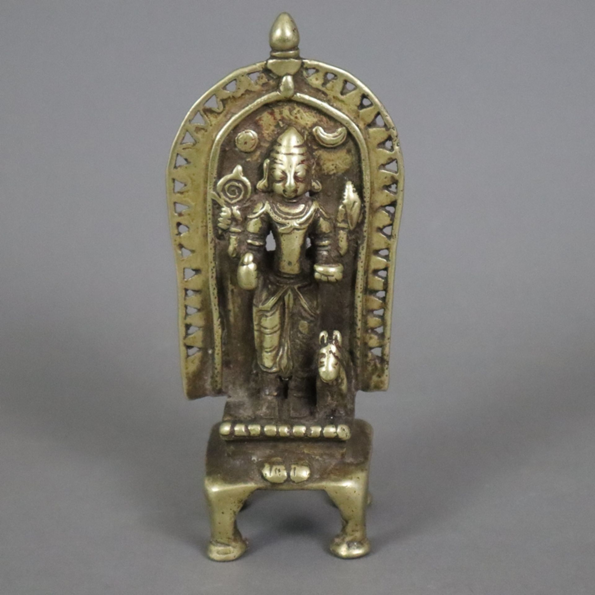 Kleiner Vishnu-Altar - Indien, Bronzelegierung, Darstellung von Vishnu vor Baldachin auf gestuftem 