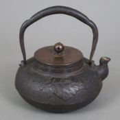 Tetsubin - Wasserkessel für die Teezeremonie, Japan, 20.Jh., Gusseisen mit Deckel aus Bronzelegieru