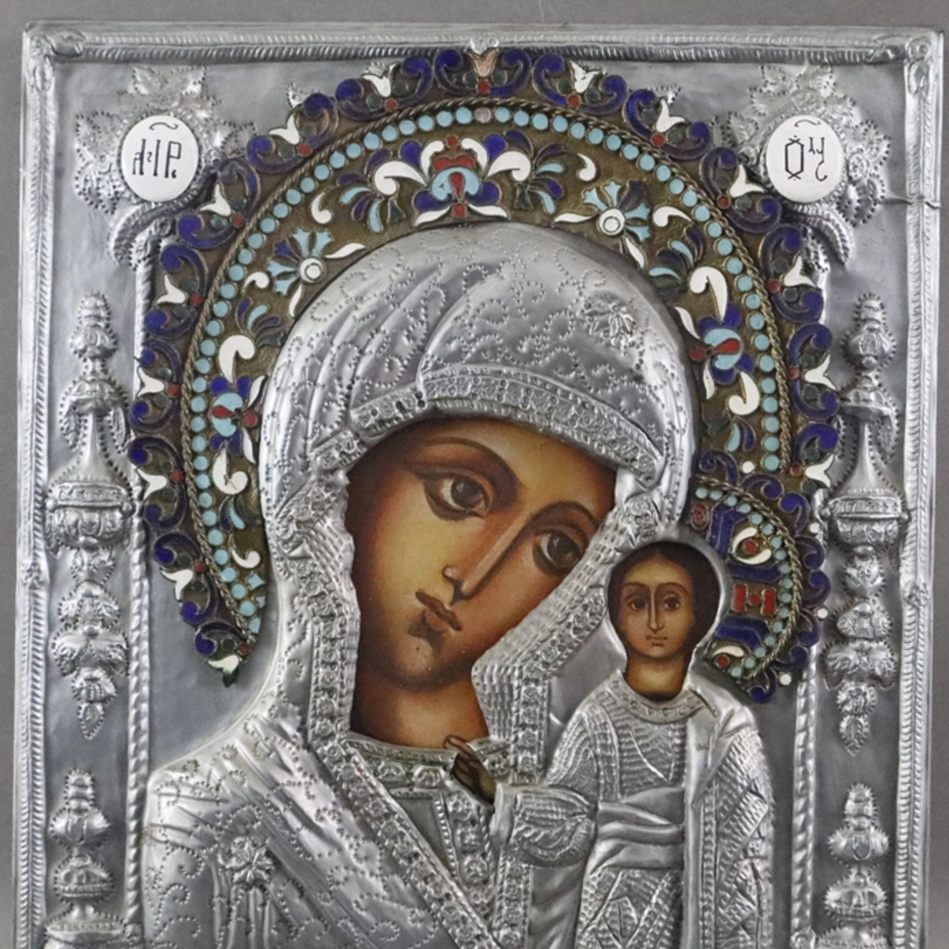 Oklad-Ikone "Gottesmutter von Kasan" (Kazanskaja) - Russland, 20. Jh., polychrome Temperamalerei au - Bild 2 aus 10
