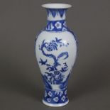 Blau-weiße Balustervase - China 20.Jh., dekoriert in Unterglasurblau mit Pflaumenblüten über gebors