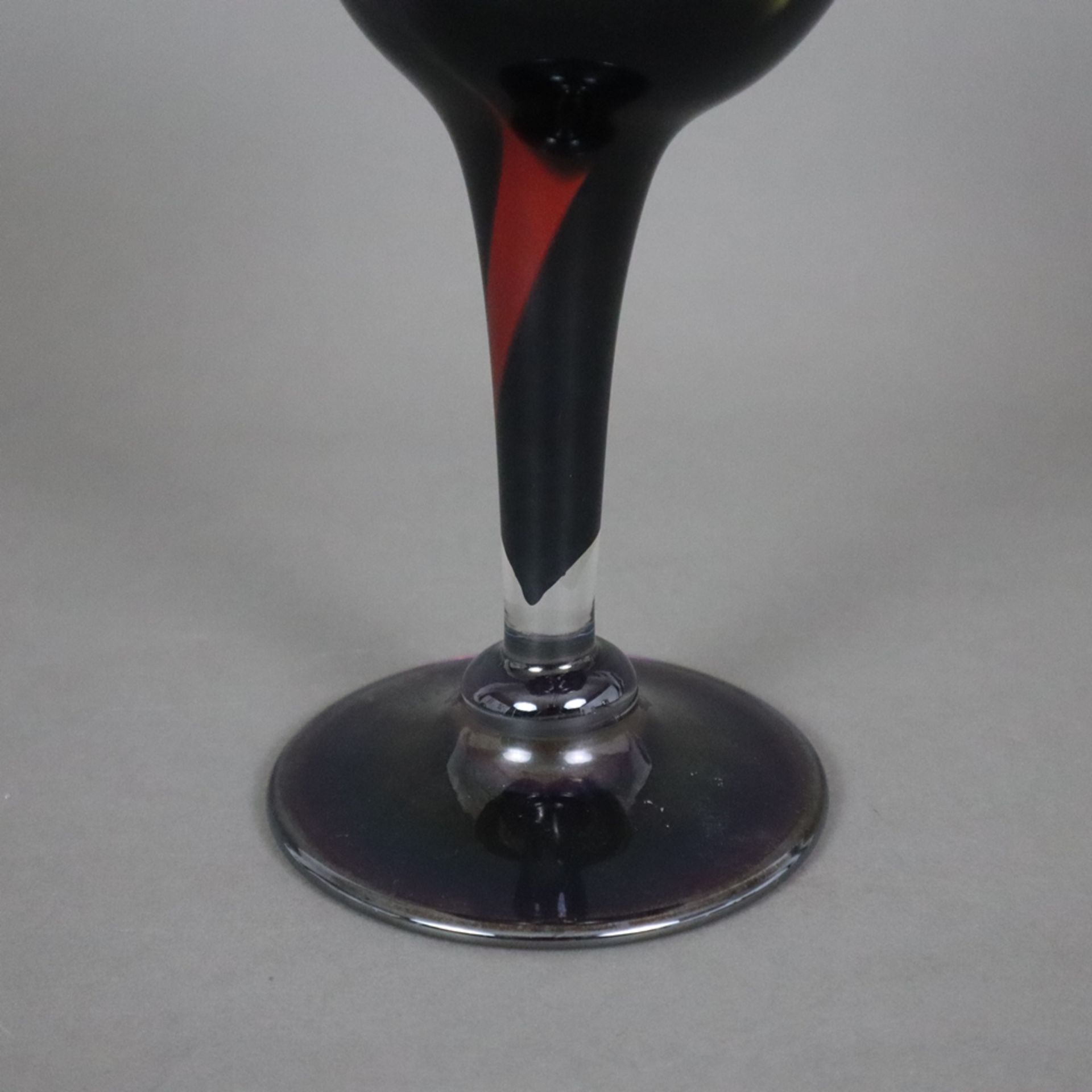 Fußvase - 20. Jh., farbloses Glas mit Farbeinschmelzungen, auf gewölbtem Rundfuß schlanker konische - Bild 7 aus 9