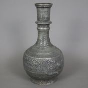 Flaschenvase - indopersisch, Kupferlegierung verzinnt, kugelige Vasenform am langen Hals durch Ring