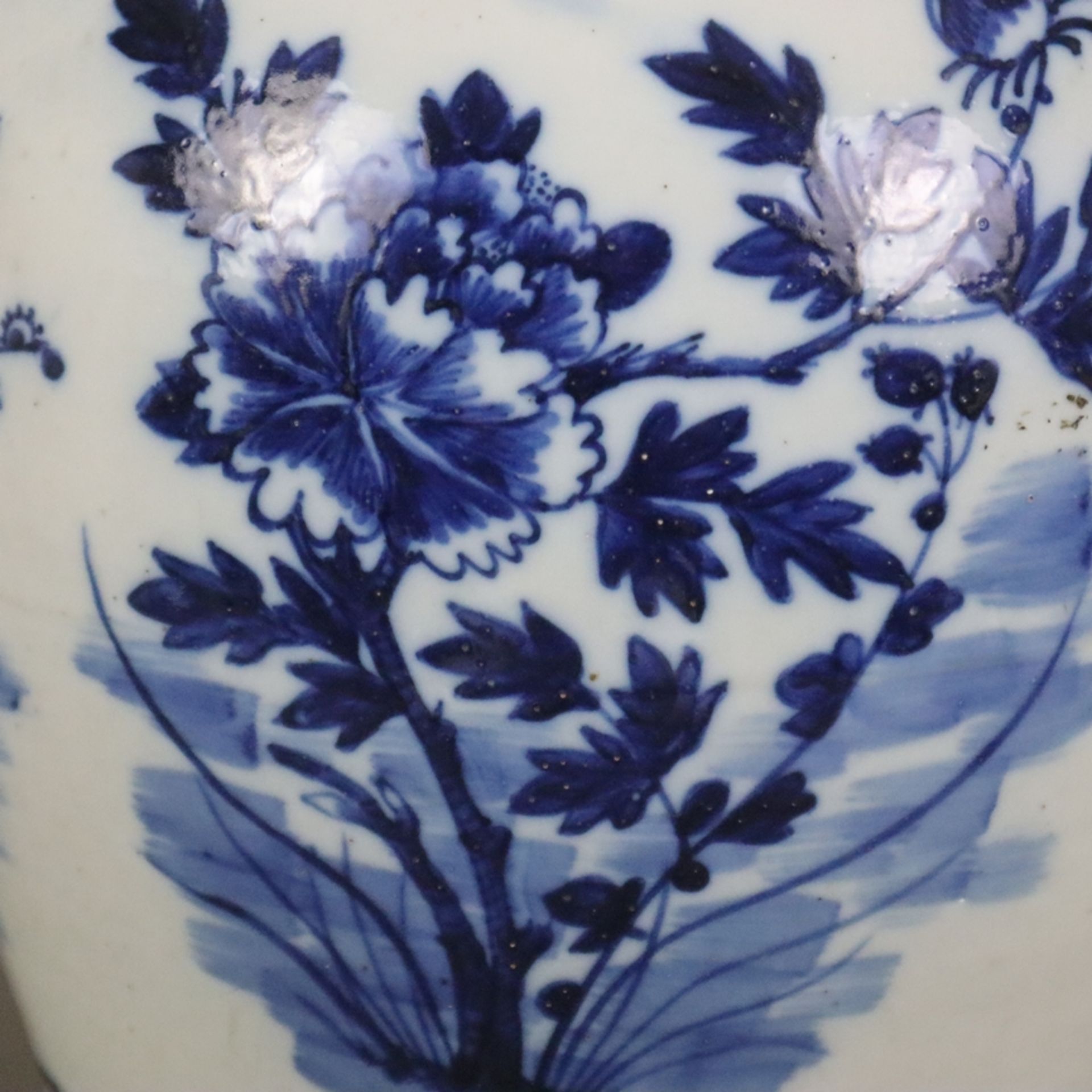 Blau-weiße Balustervase - China, späte Qing-Dynastie, Porzellan, stark gebauchte Wandung mit ausges - Bild 4 aus 9
