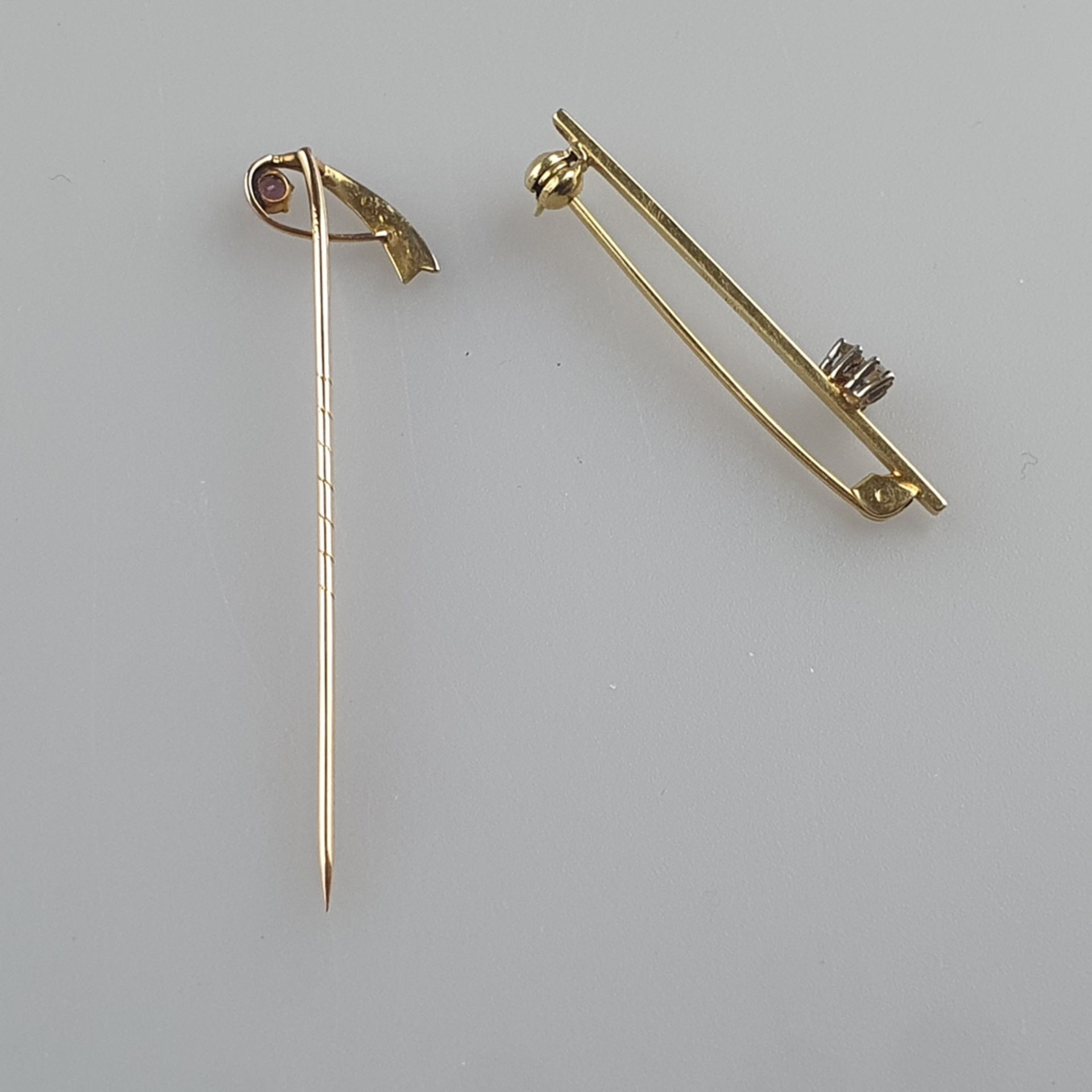 Goldnadel & -Nadelbrosche - Nadel aus Gelbgold mit rundfacettiertem Amethyst und 3 Saatperlen (ursp - Bild 3 aus 3