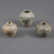 Drei kleine Schultertöpfchen - China, Ming-Dynastie, glasierte Keramik, Dekor in Unterglasurblau, H