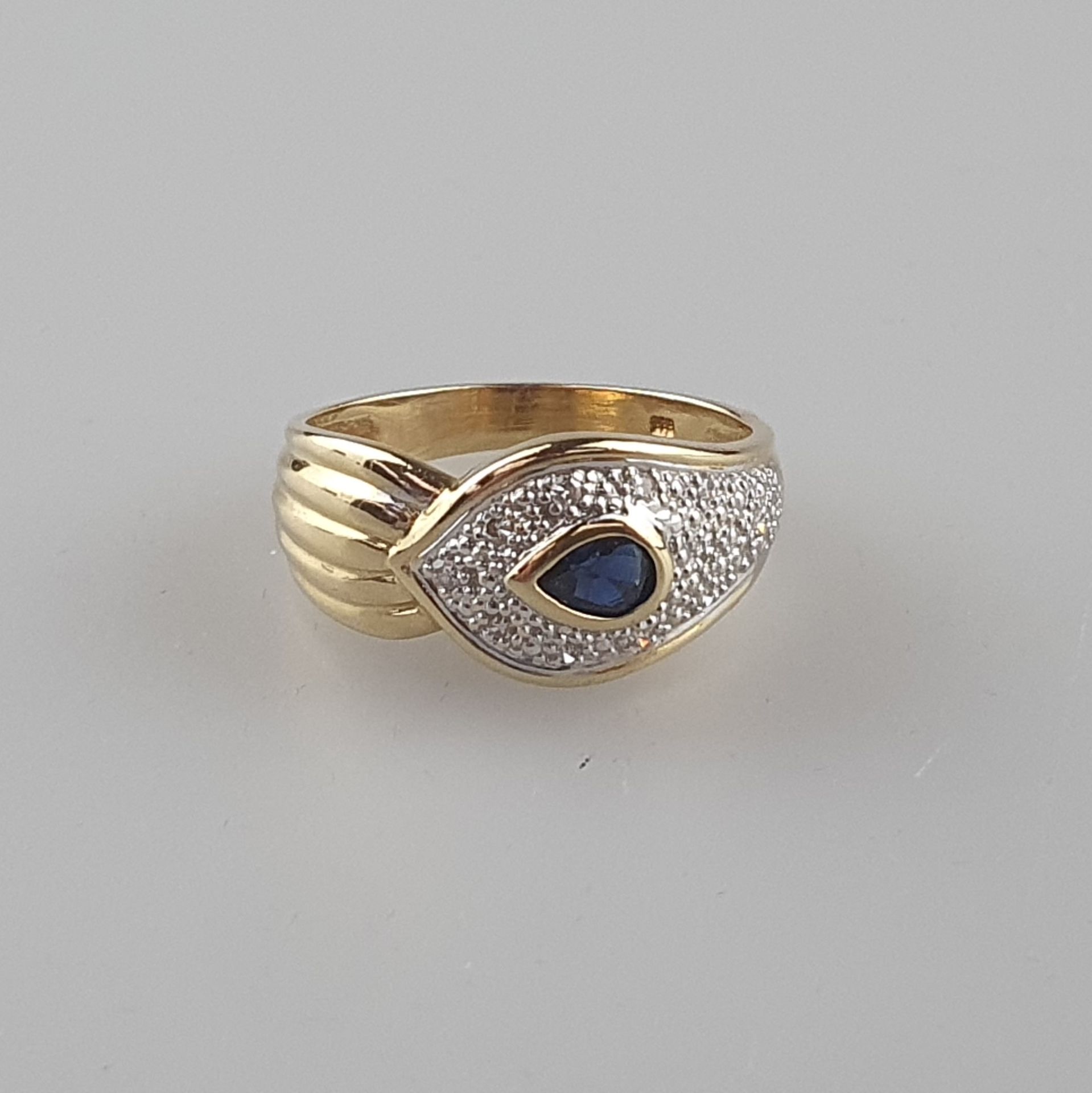 Saphirring mit Diamanten - Gelbgold 585/000 (14K), gestempelt „585“, in stilisierter Uräusform, zen