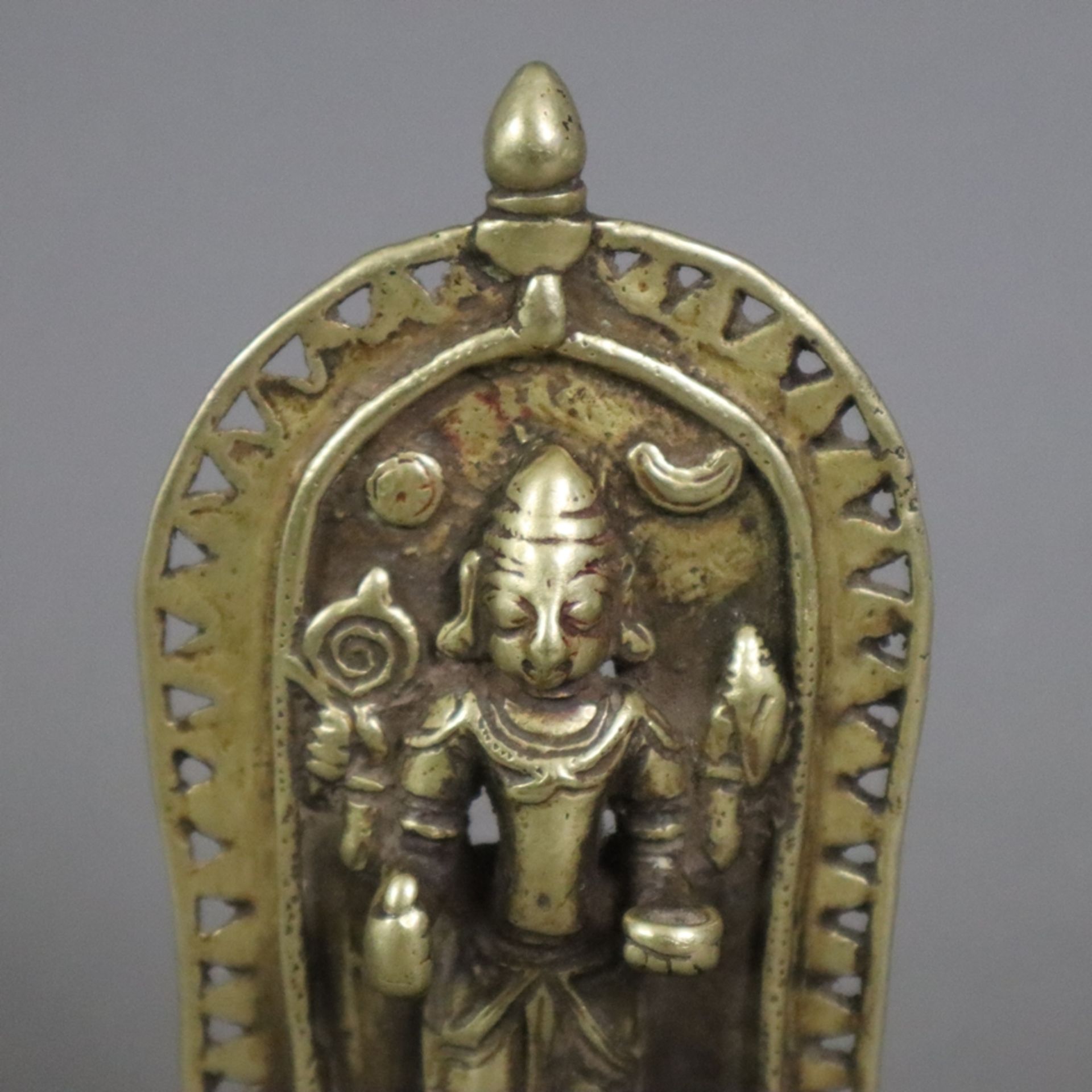 Kleiner Vishnu-Altar - Indien, Bronzelegierung, Darstellung von Vishnu vor Baldachin auf gestuftem  - Bild 2 aus 6