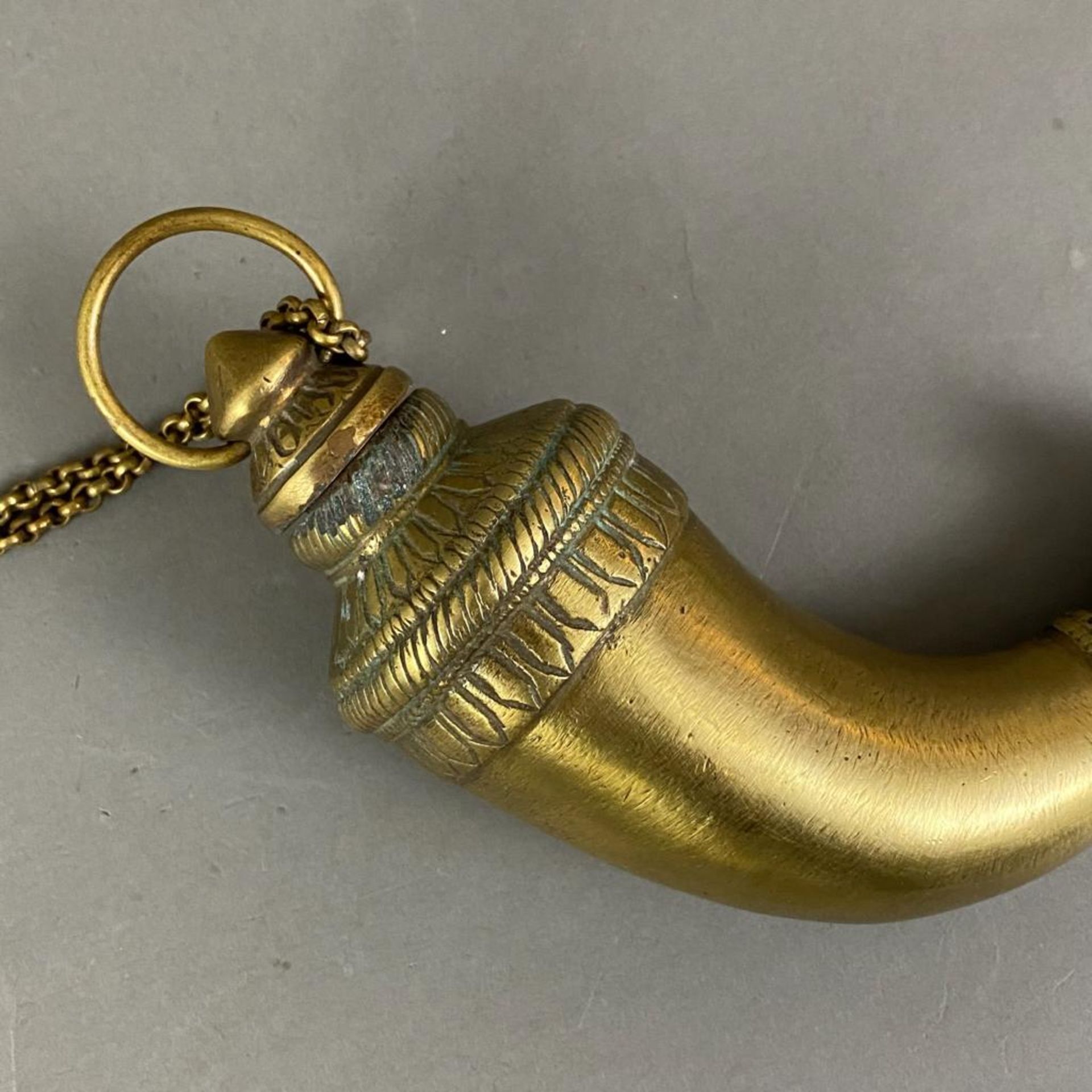 Kleine Zier-Pulverflasche mit Nandi-Kopf - Indien, Gelbbronze, Schraubverschluss mit Kette, L.ca. 1 - Image 3 of 5