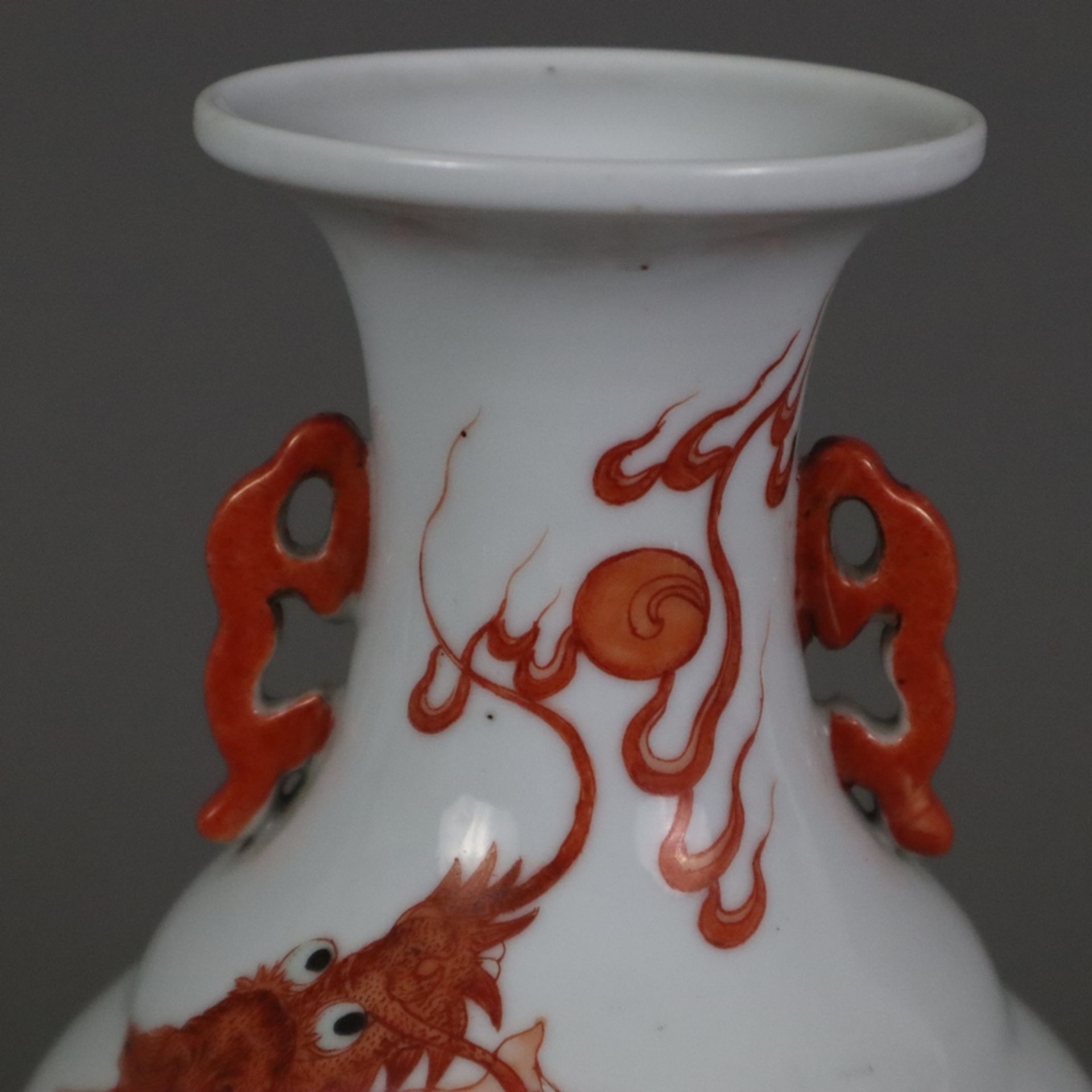 Drachenvase - China, späte Qing-Dynastie, Balusterform mit Schmetterlingshandhaben, auf der Wandung - Bild 2 aus 8
