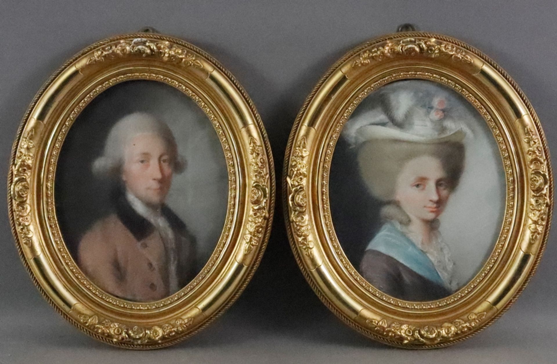 Bildnismaler/in (18. Jh./um 1800) - Paar ovale Portraits eines Ehepaares, Pastell auf Papier, verso