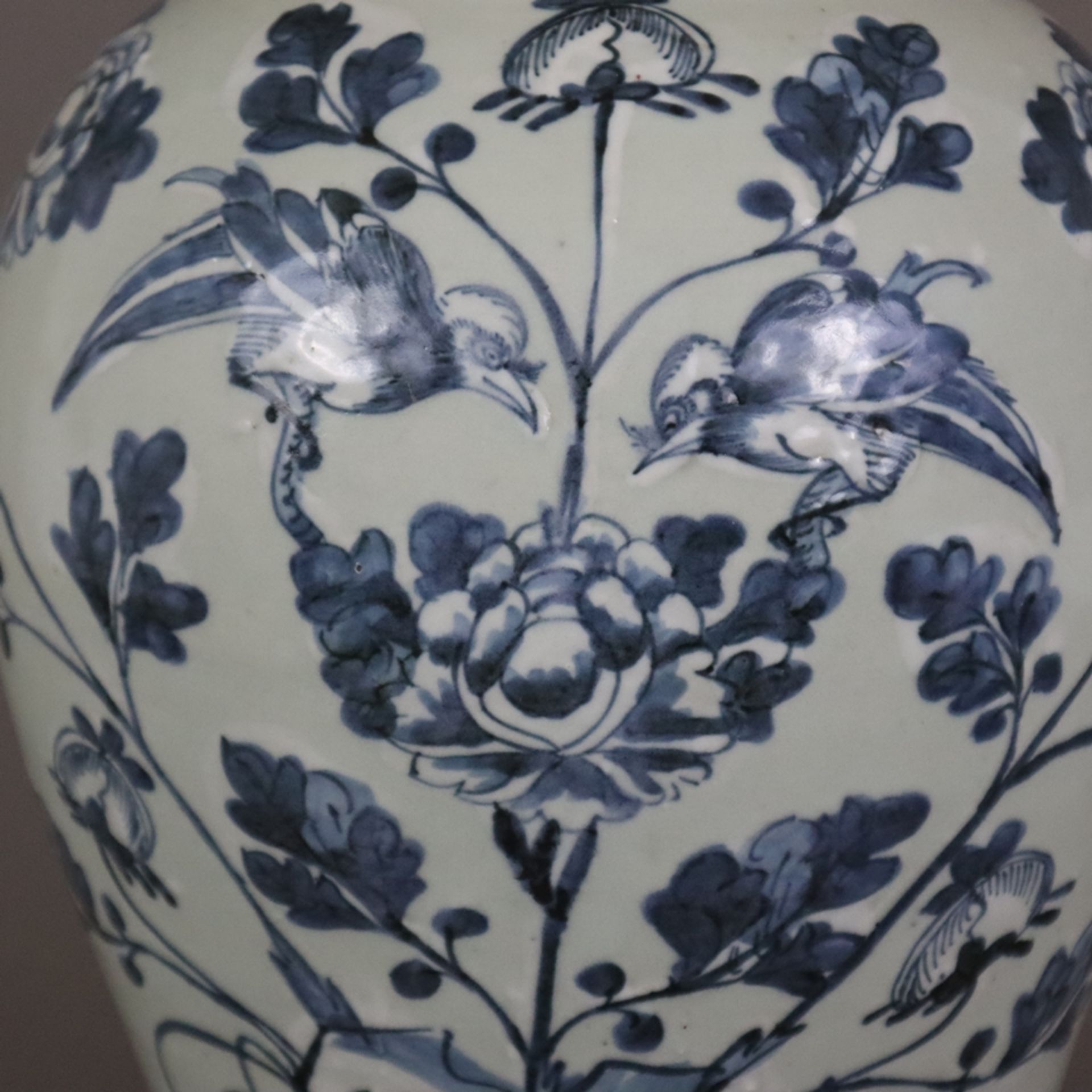 Schultervase mit Deckel - China um 1900, Porzellan, sehr helle Seladonglasur, schauseitig Floralmot - Bild 5 aus 11