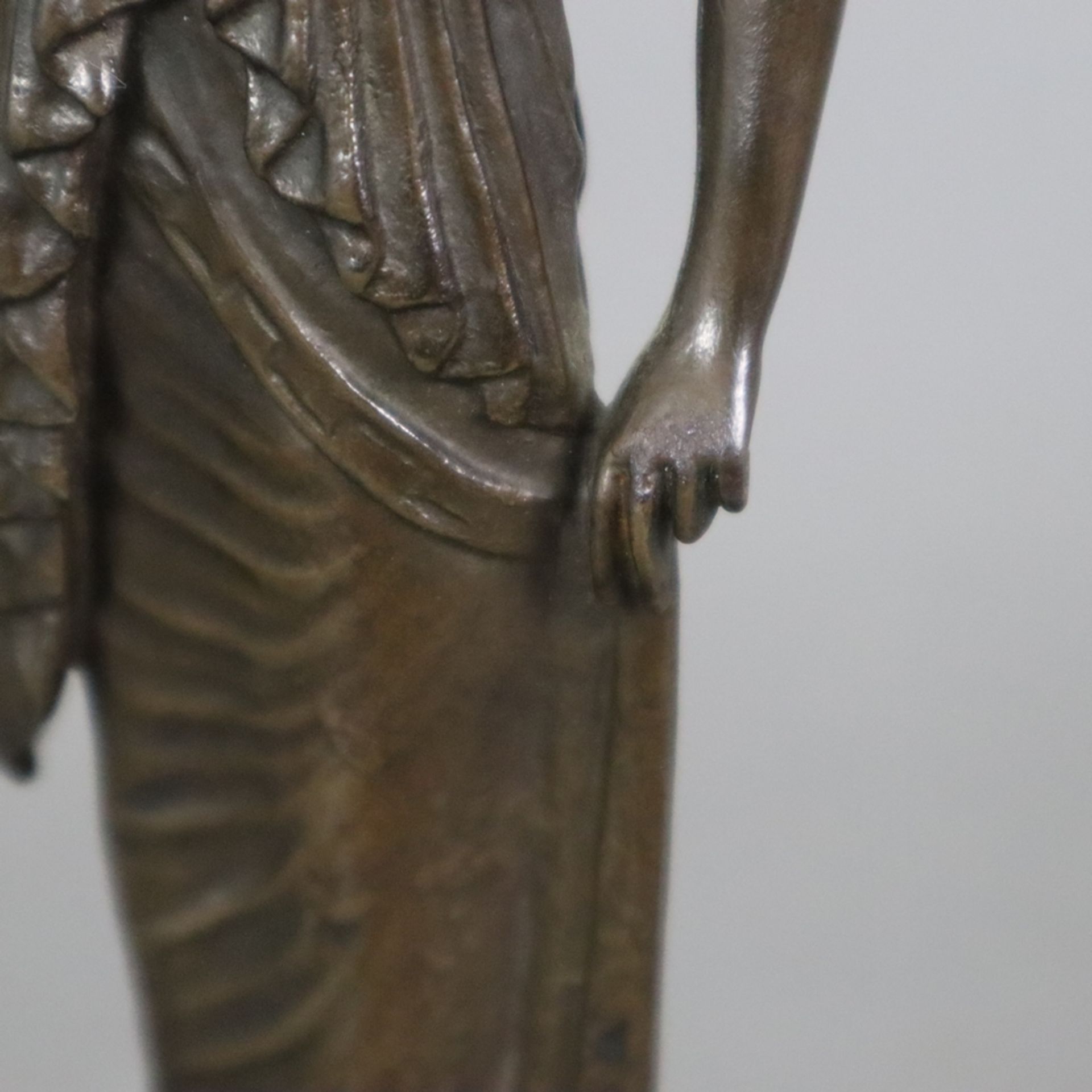 Figurine einer antiken Priesterin - Bronze, braun patiniert, antikisierende Frauenfigur mit Diadem, - Bild 5 aus 8
