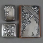 Konvolut Jugendstil-Accessoires - um 1900/1910, Silber/versilbert, diverse florale Reliefdekore, 3-