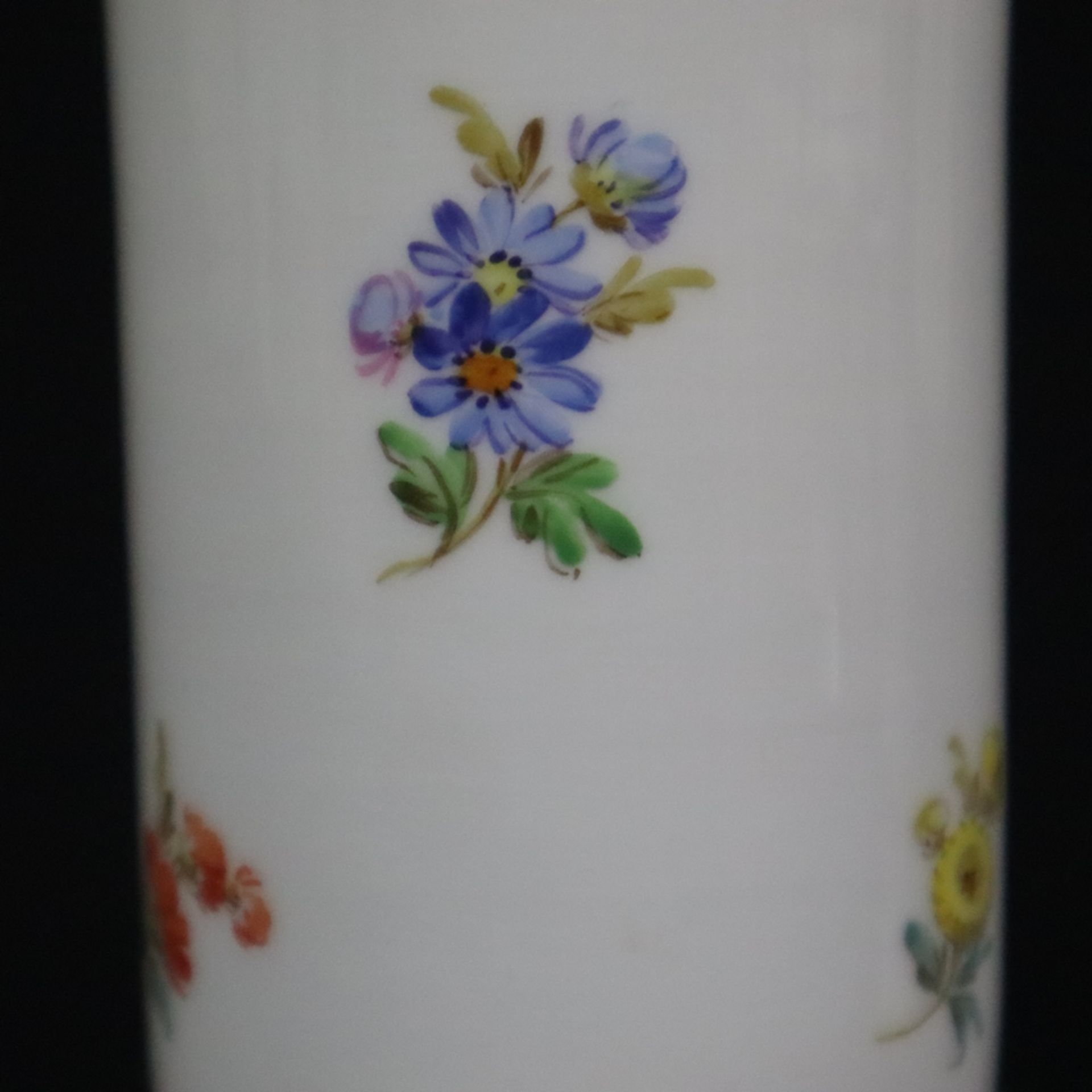 Drei Miniaturvasen - Meissen, Porzellan, 2x zylindrische Form über 4 Tatzenfüßen auf rundem Stand, - Image 7 of 9