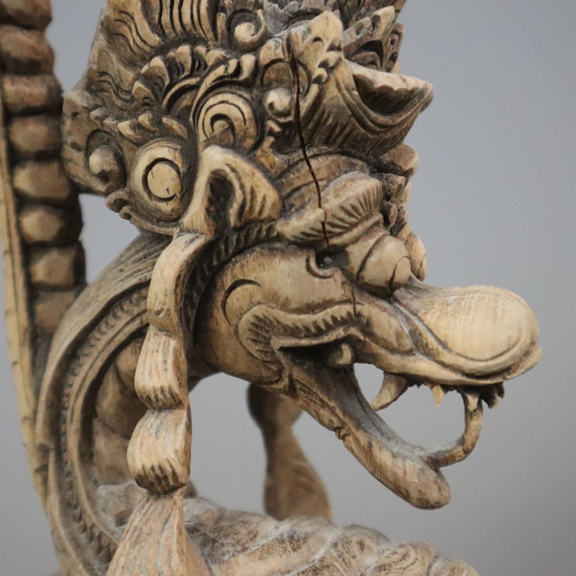 Nagaraja - Indonesien, wohl Bali, 20. Jh., Holzschnitzerei, ornamental stilisierte Figur eines Schl - Bild 3 aus 7