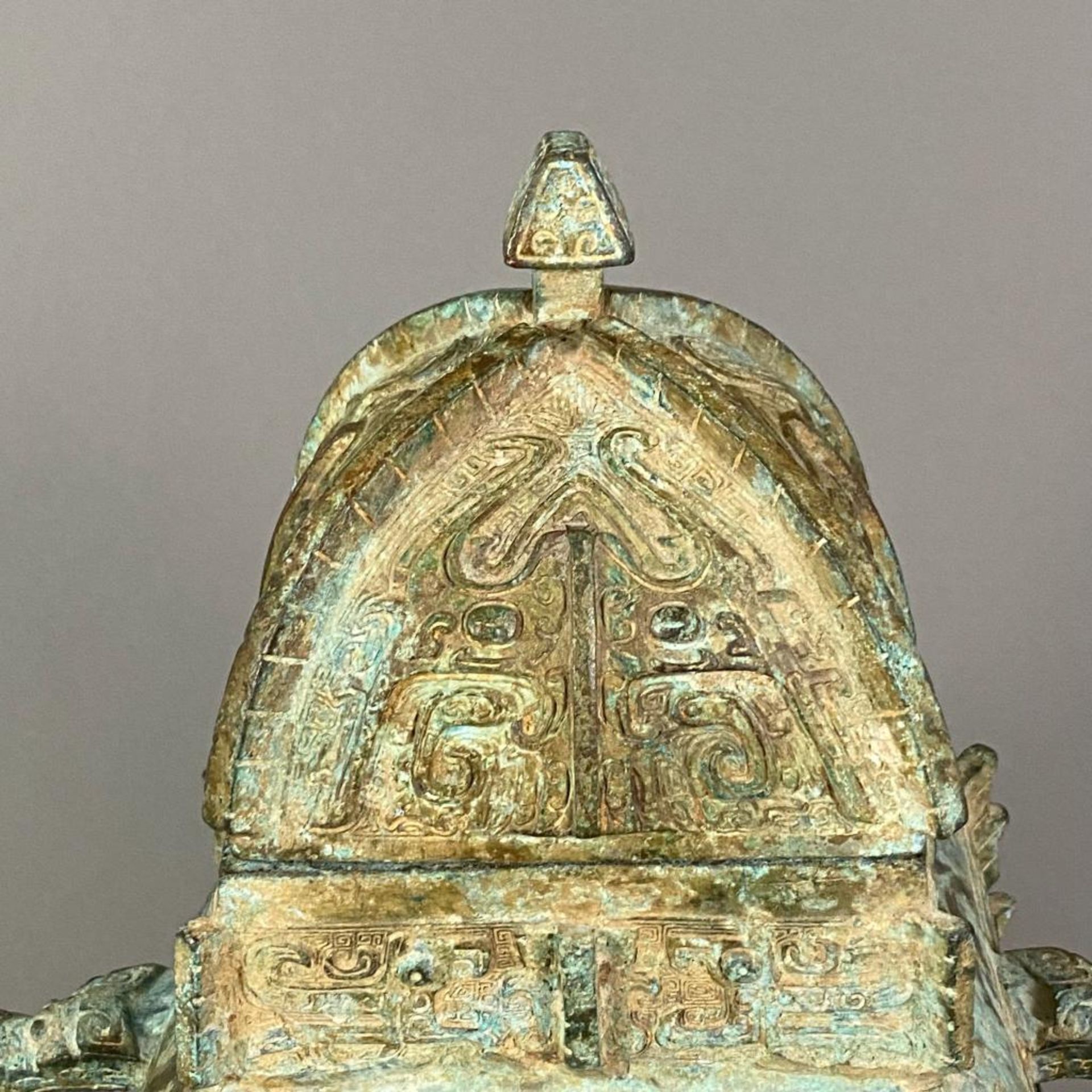 Fanghu-Vase im archaischen Stil - China, grün-braun patinierte Bronze, vierkantige gebauchte Form a - Bild 2 aus 10