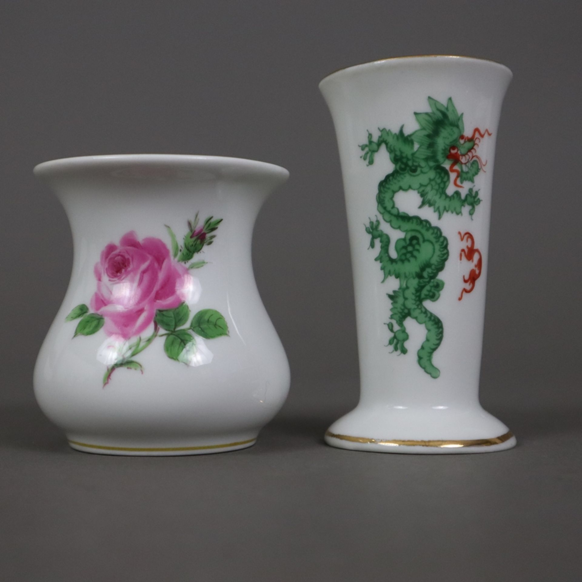 Konvolut Vasen - 7 Stück, 20.Jh., Porzellan, diverse Dekore: Blumenmalerei / Rote Rose / grüner Dra - Bild 3 aus 7
