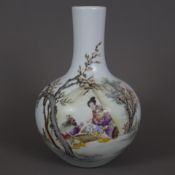 Flaschenvase - Tian qiu ping-Typus, China, Bemalung mit polychromen Emailfarben: Dreiergesellschaft