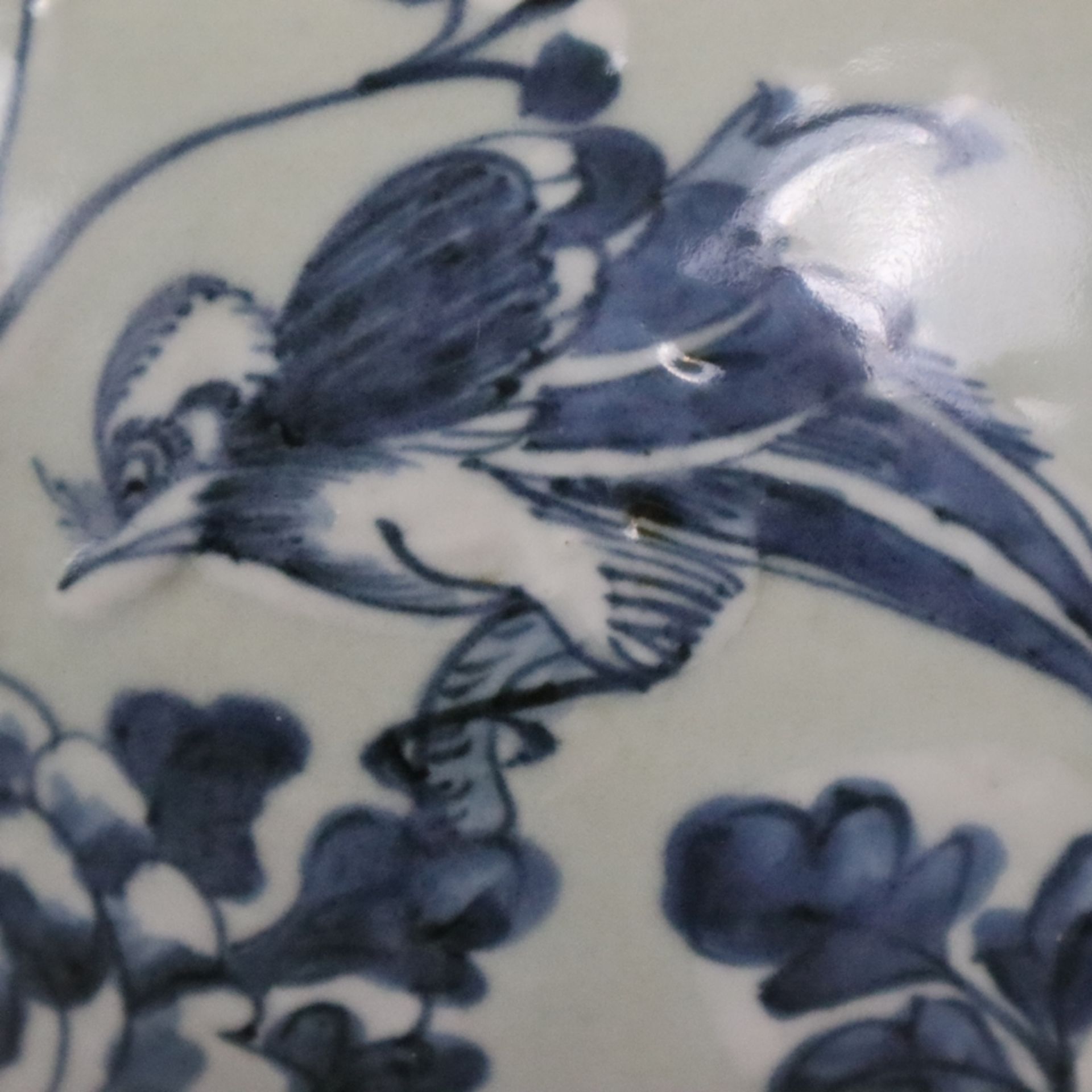 Schultervase mit Deckel - China um 1900, Porzellan, sehr helle Seladonglasur, schauseitig Floralmot - Bild 6 aus 11