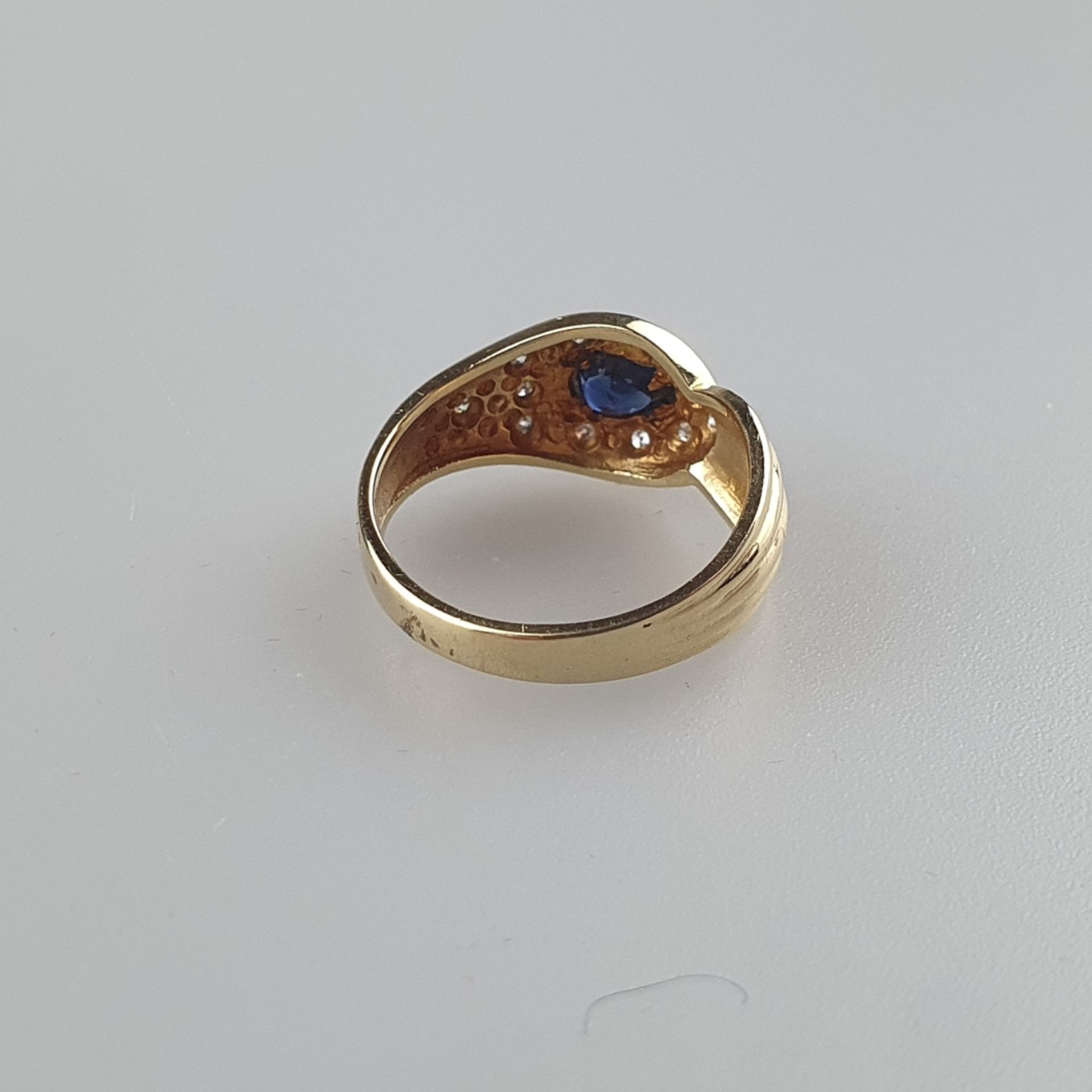 Saphirring mit Diamanten - Gelbgold 585/000 (14K), gestempelt „585“, in stilisierter Uräusform, zen - Bild 4 aus 5