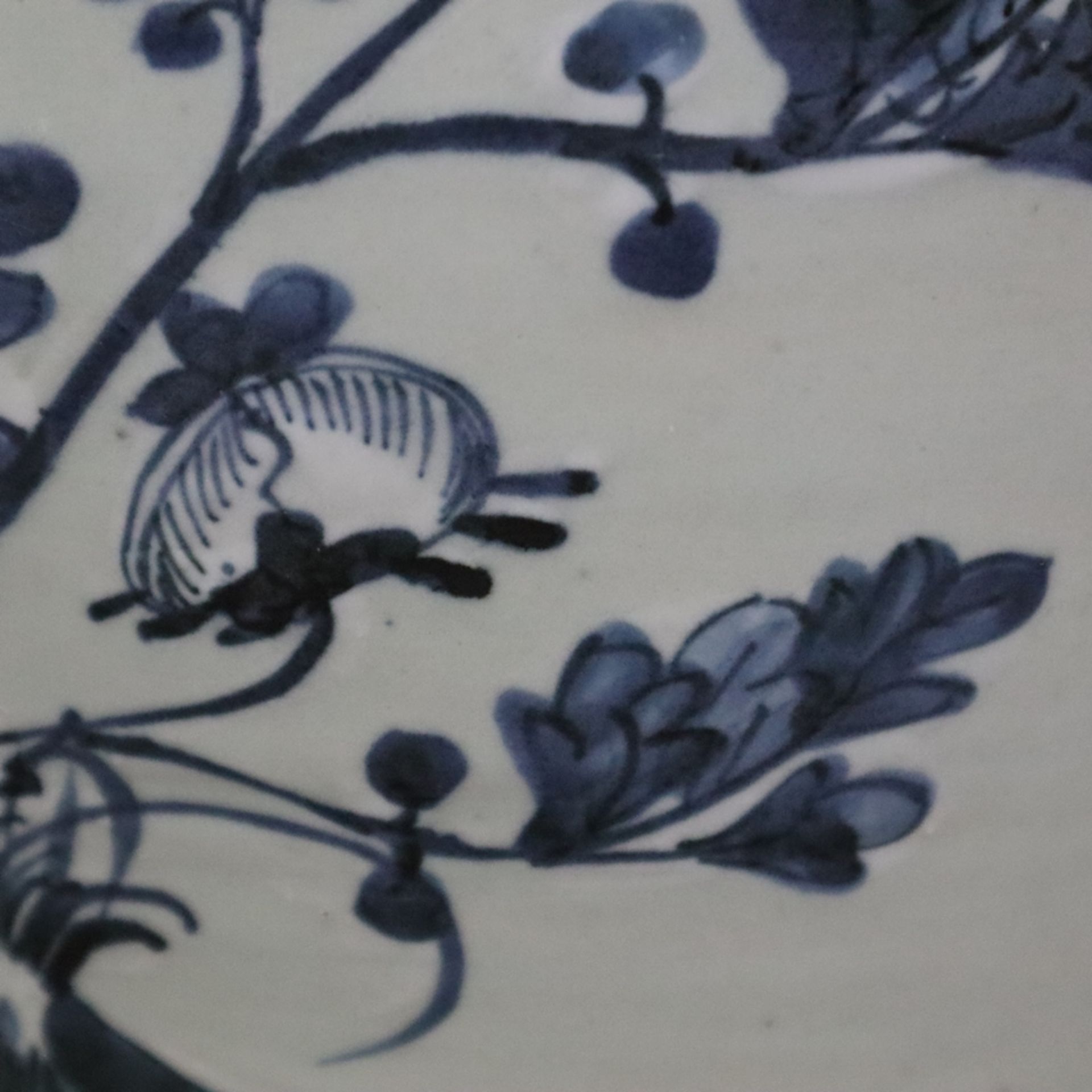 Schultervase mit Deckel - China um 1900, Porzellan, sehr helle Seladonglasur, schauseitig Floralmot - Bild 10 aus 11