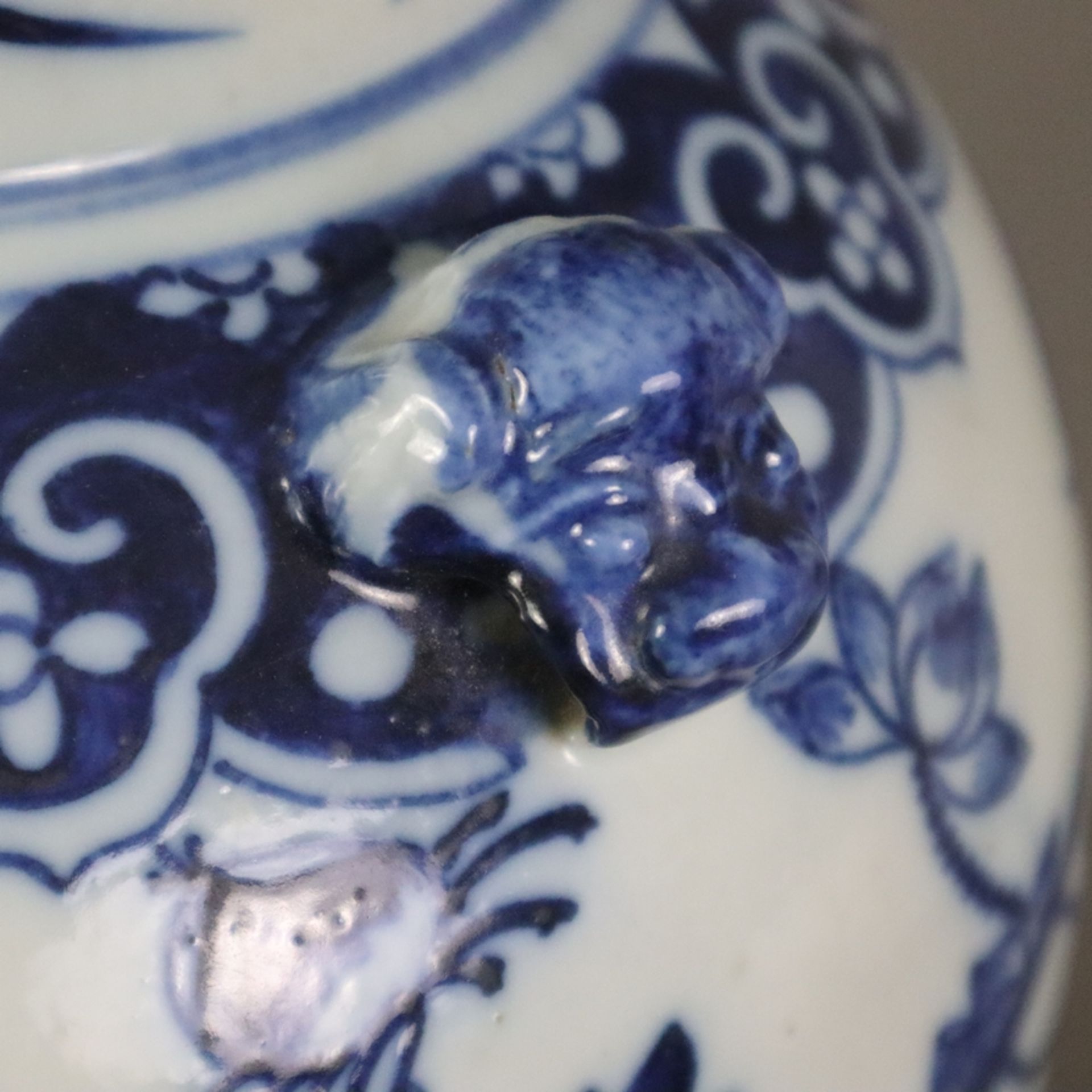 Blau-weiße Balustervase - China, späte Qing-Dynastie, Porzellan, stark gebauchte Wandung mit ausges - Bild 3 aus 9