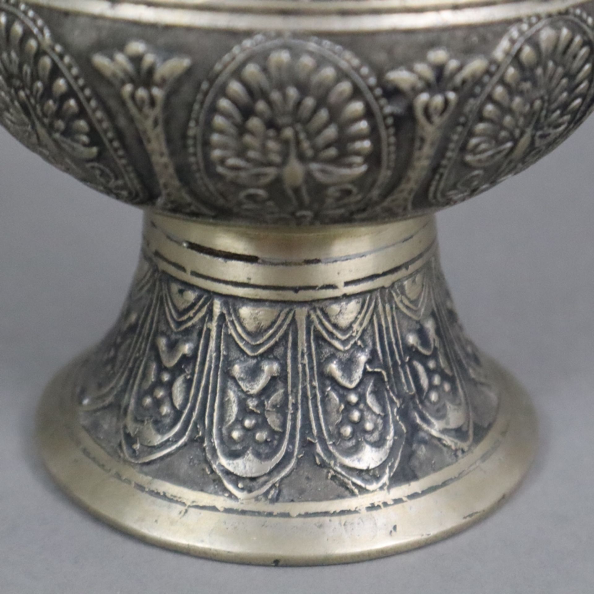 Metallvase - Weißmetall, über rundem ausgestelltem Fuß gedrückt kugeliger Korpus mit Trompetenhals, - Bild 8 aus 9