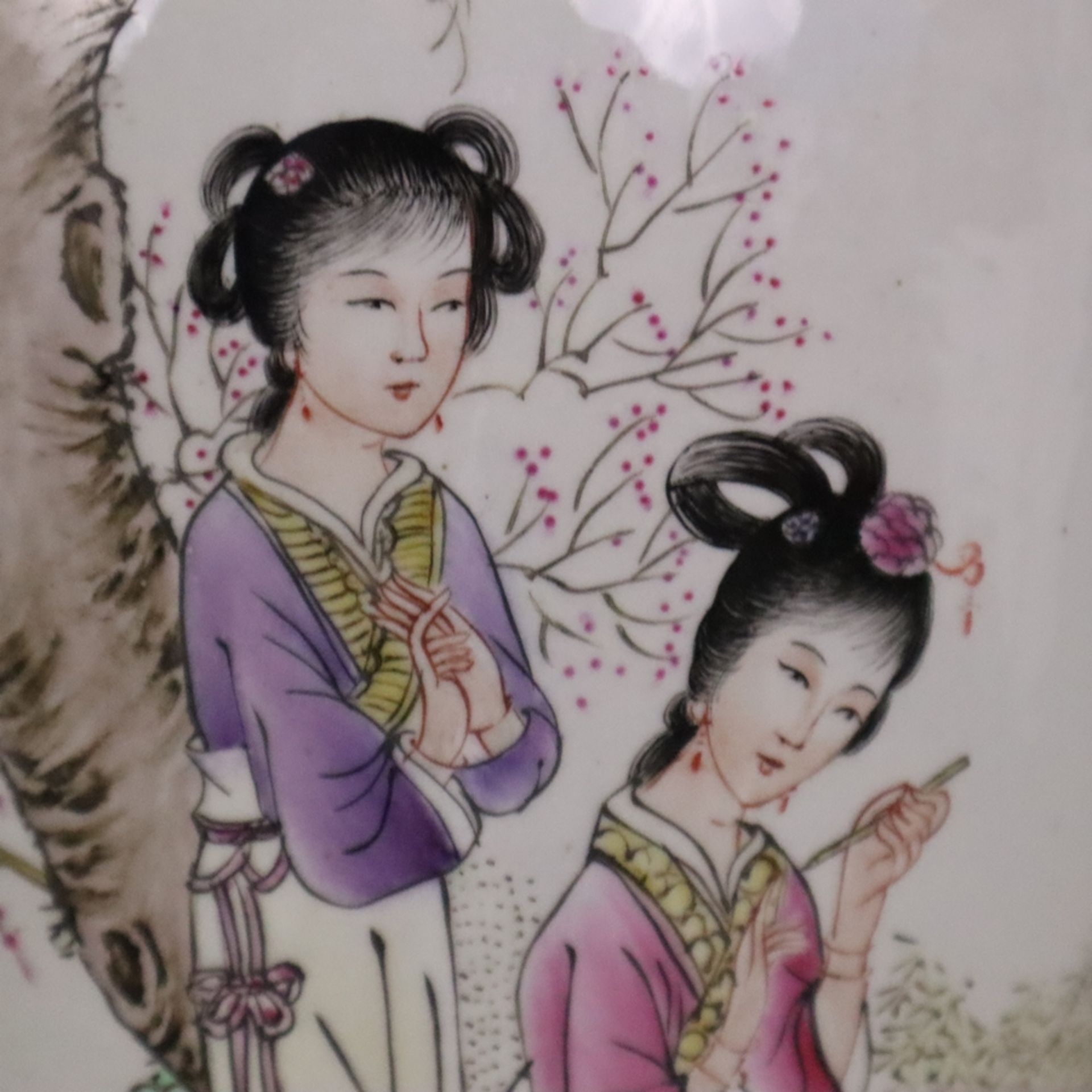 Rouleauvase - China, Porzellan dekoriert mit Emailfarben der Famille rose, schauseitig Landschaft m - Bild 5 aus 11