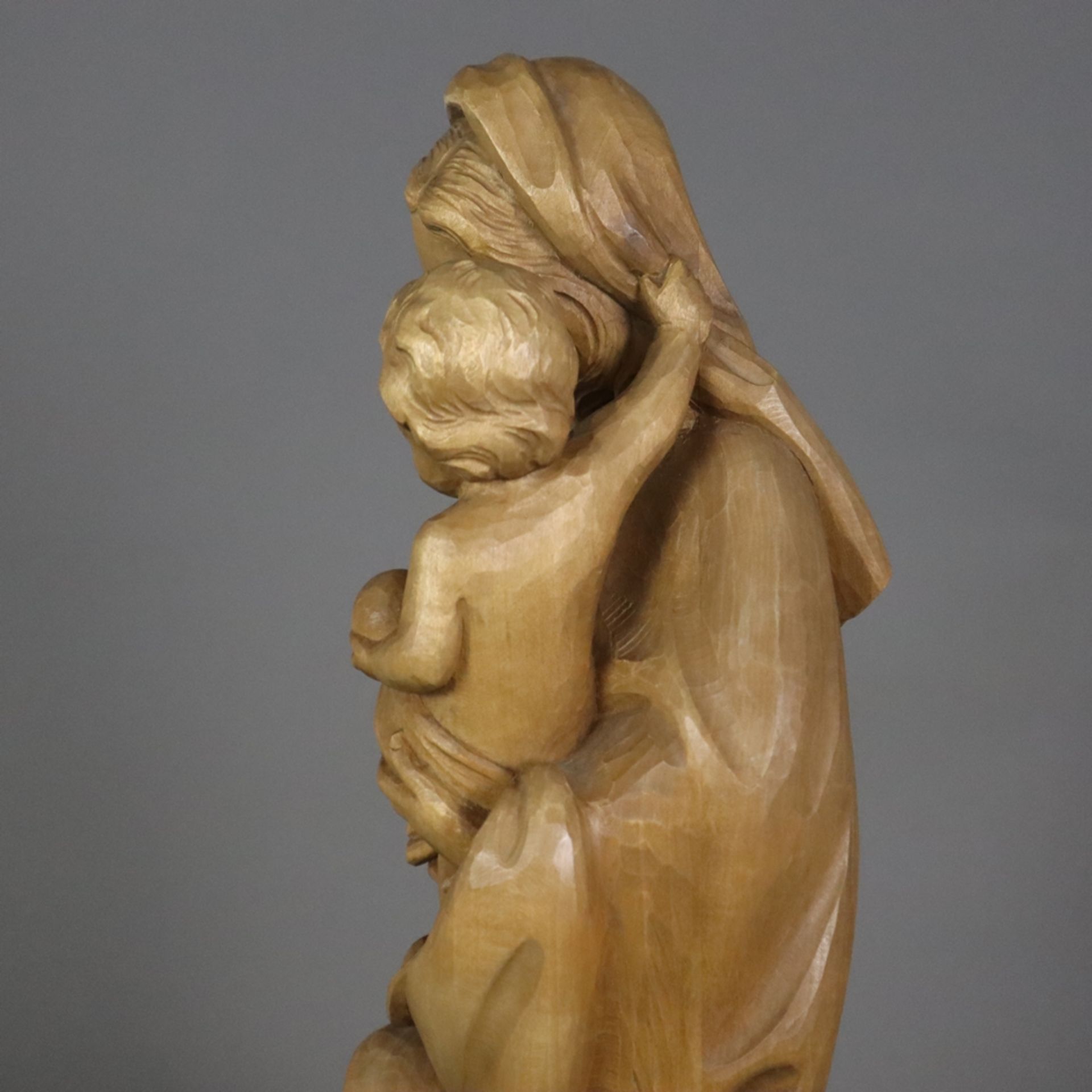 Holzfigur Madonna mit Kind - 20. Jahrhundert, Lindenholz, vollrund geschnitzt, Darstellung von Mari - Bild 7 aus 8