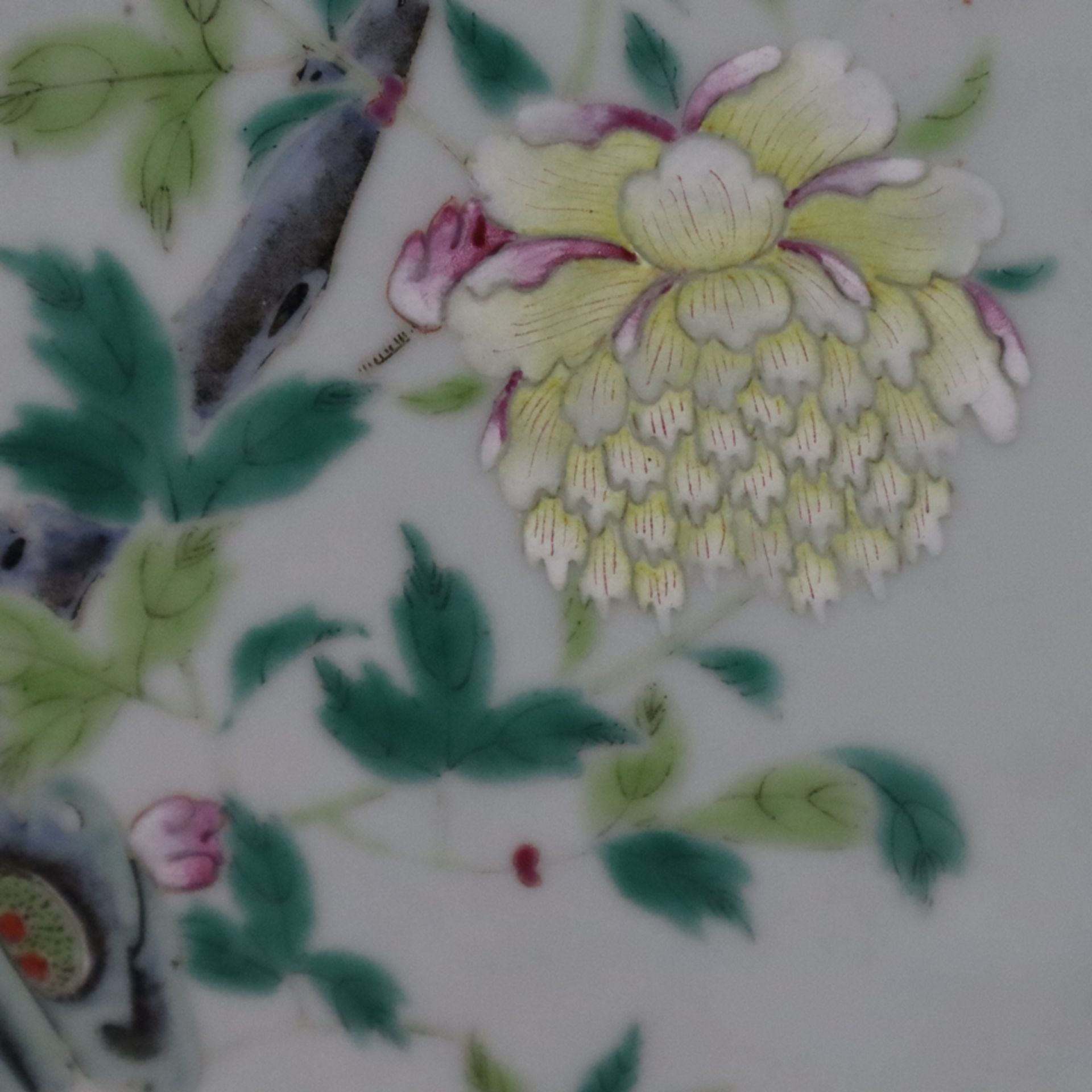 Famille rose-Vase - China, späte Qing-Dynastie, Vierkantkorpus mit reliefierten Löwenkopfhandhaben, - Bild 6 aus 12