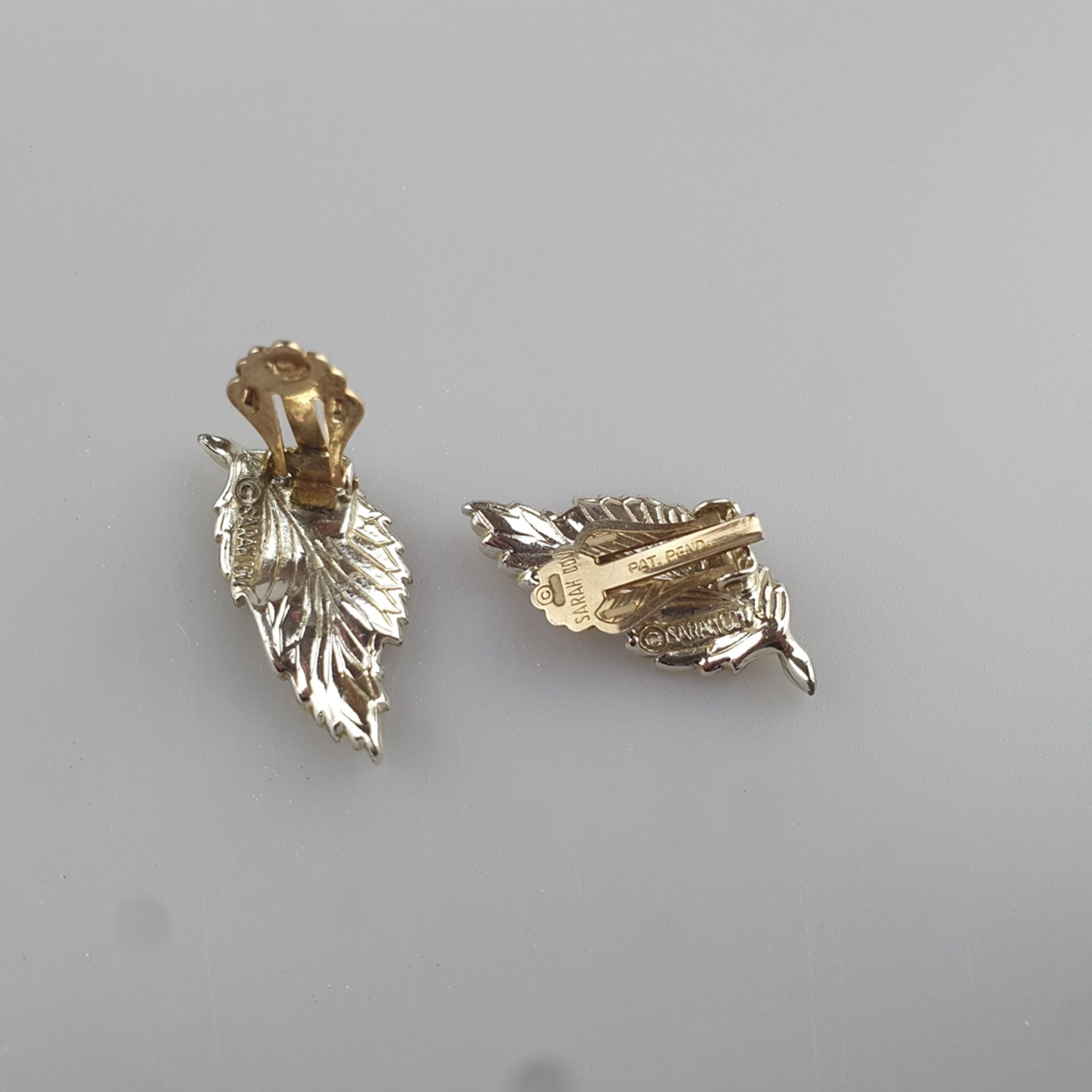 Ein Paar Ohrclips - SARAH COVENTRY/ USA, 1960er Jahre, silberfarbenes Metall, ziseliert, in Gestalt - Image 3 of 3